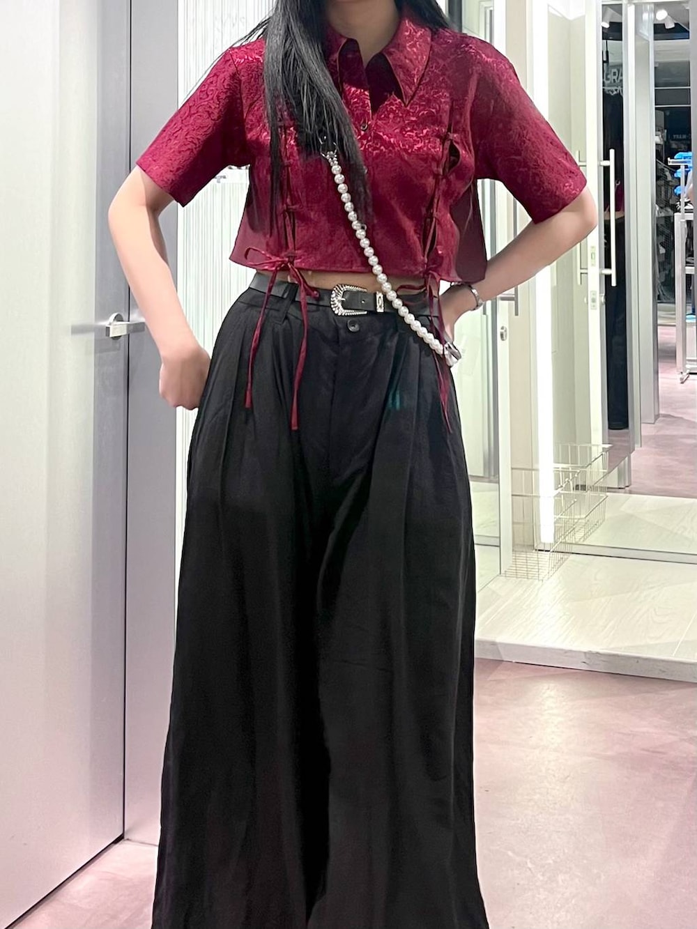 ブラック系のサンダル、レッド系のシャツ/ブラウス、ブラック系のその他パンツを着用したレディースの春コーディネートの3枚目の写真