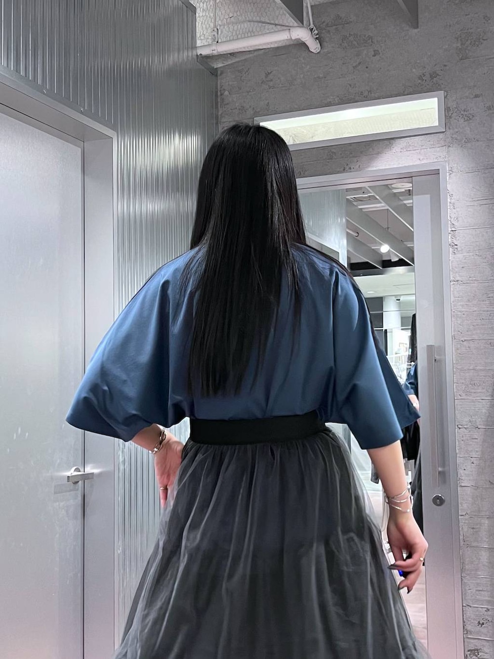 ブラック系のサンダル、ブルー系のTシャツ/カットソー、ブラック系のワンピースを着用したレディースの春コーディネートの7枚目の写真