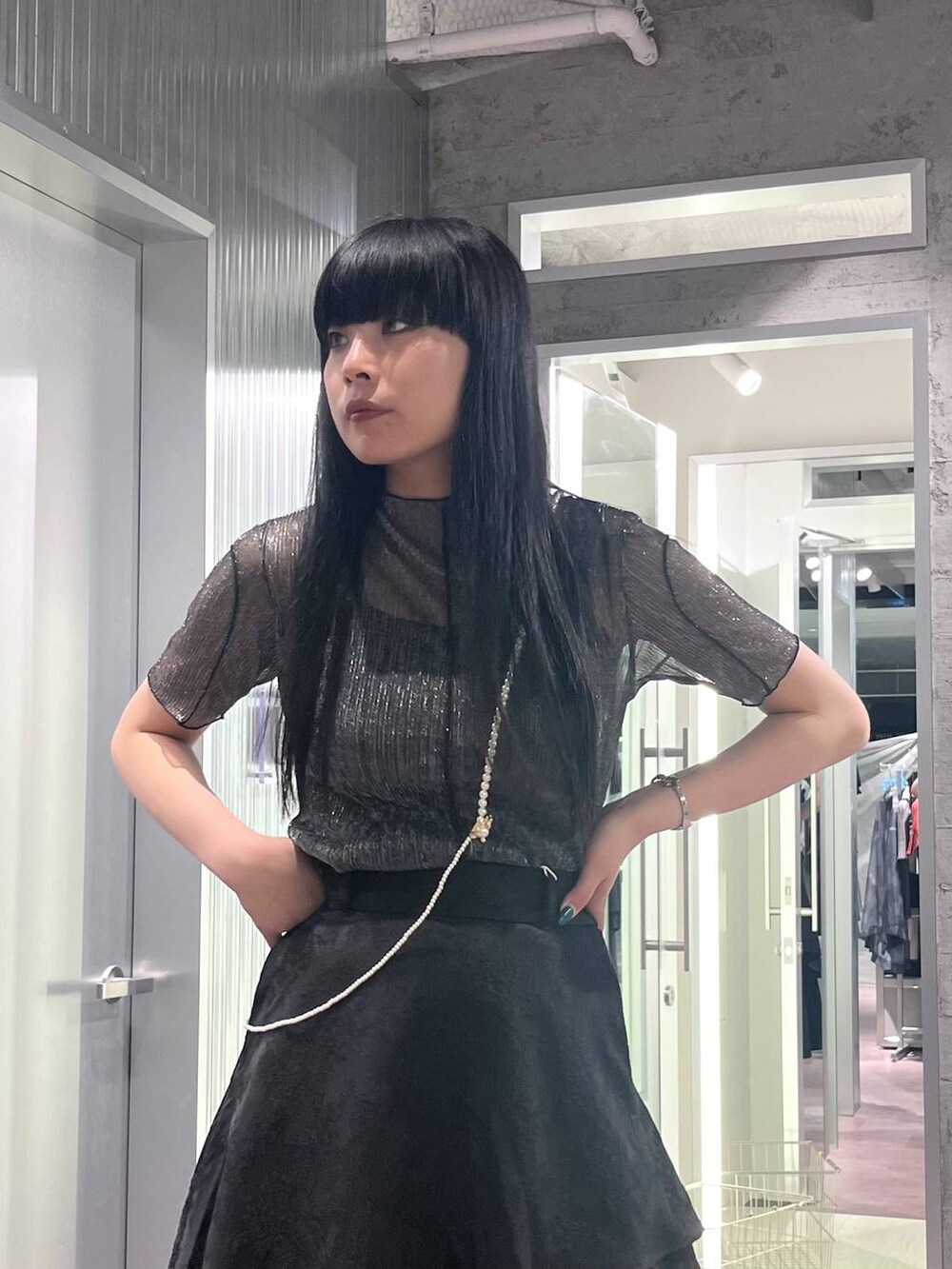 ブラック系のサンダル、ブラック系のスカート、ブラック系のTシャツ/カットソーを着用したレディースの春コーディネートの5枚目の写真