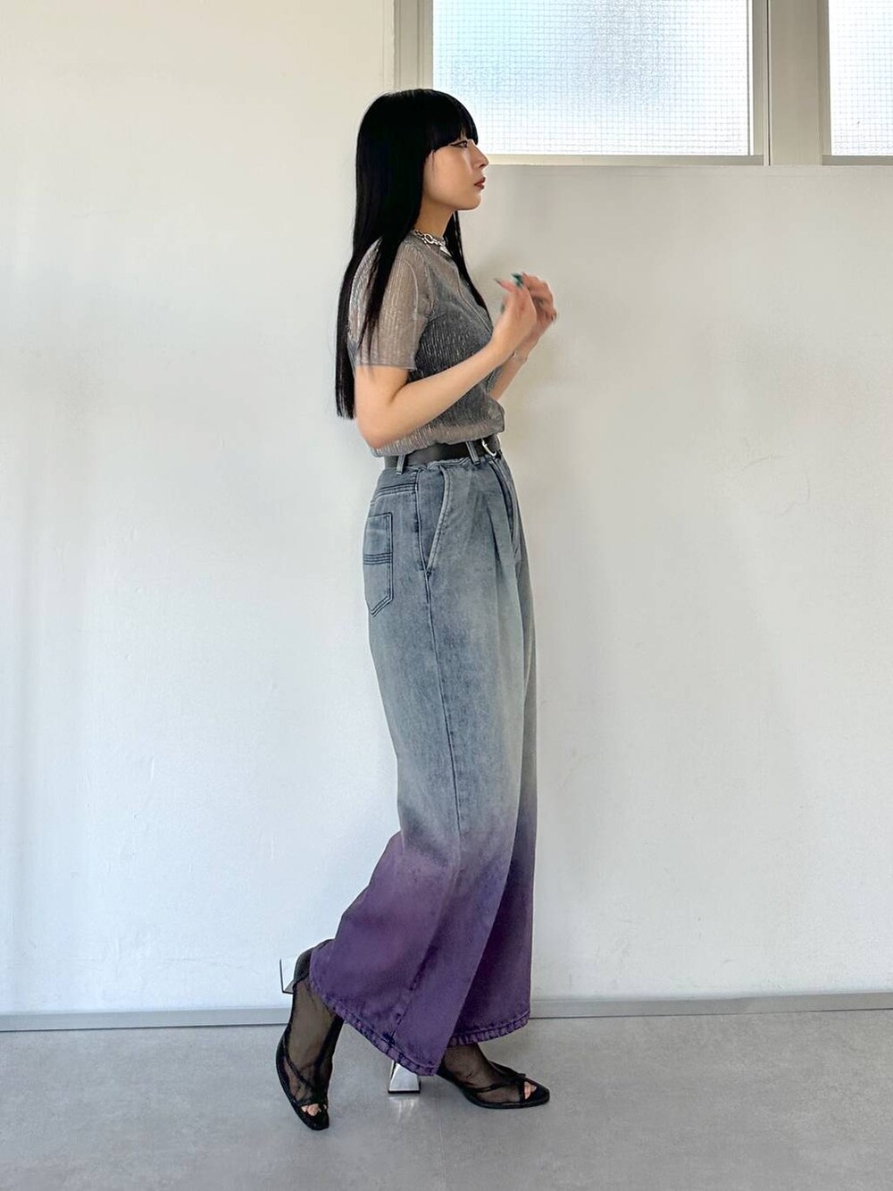 ブラック系のサンダル、パープル系のデニムパンツ、グレー系のTシャツ/カットソーを着用したレディースの春コーディネートの3枚目の写真