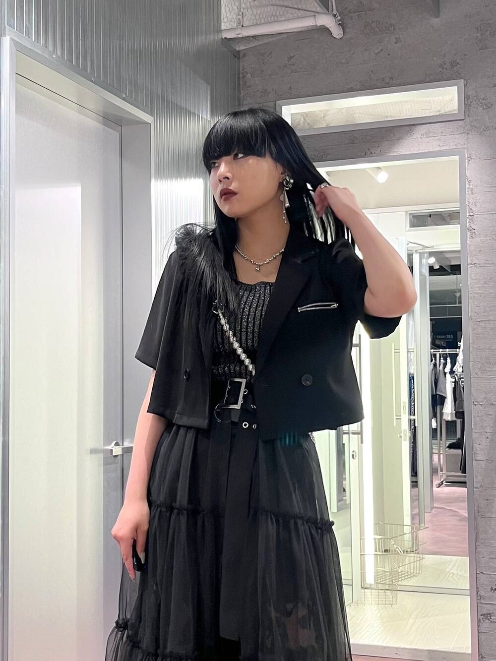 ブラック系のサンダル、ブラック系のその他パンツ、ブラック系のテーラードジャケットを着用したレディースの夏コーディネートの7枚目の写真