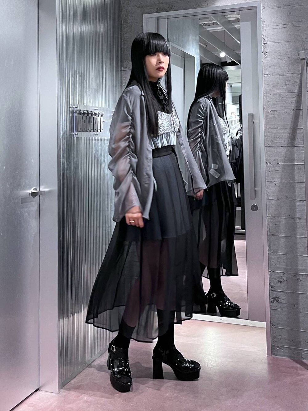 ブラック系のサンダル、シルバー系のチューブトップ、ブラック系のTシャツ/カットソーを着用したレディースの春コーディネートの3枚目の写真