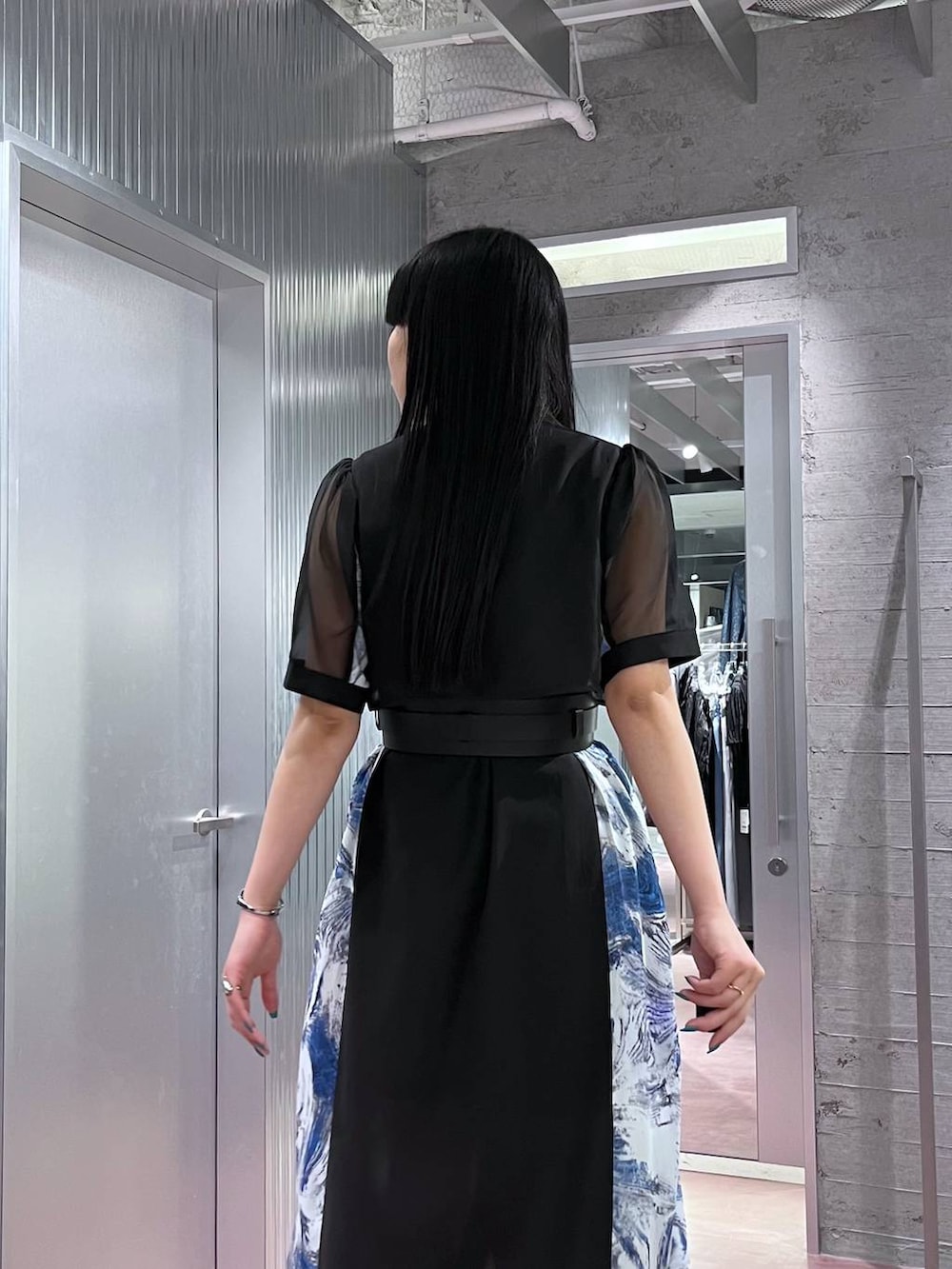 ブルー系のワンピース、ブラック系のその他パンツ、ブラック系のベルトを着用したレディースの春コーディネートの6枚目の写真