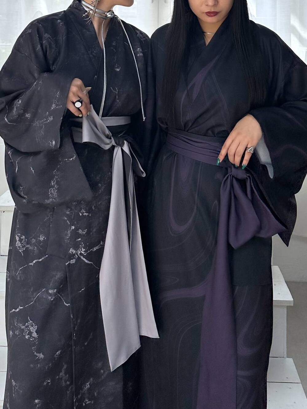 シルバー系のサンダル、ブラック系のブーツ、シルバー系のチョーカーを着用したレディースの春コーディネートの7枚目の写真