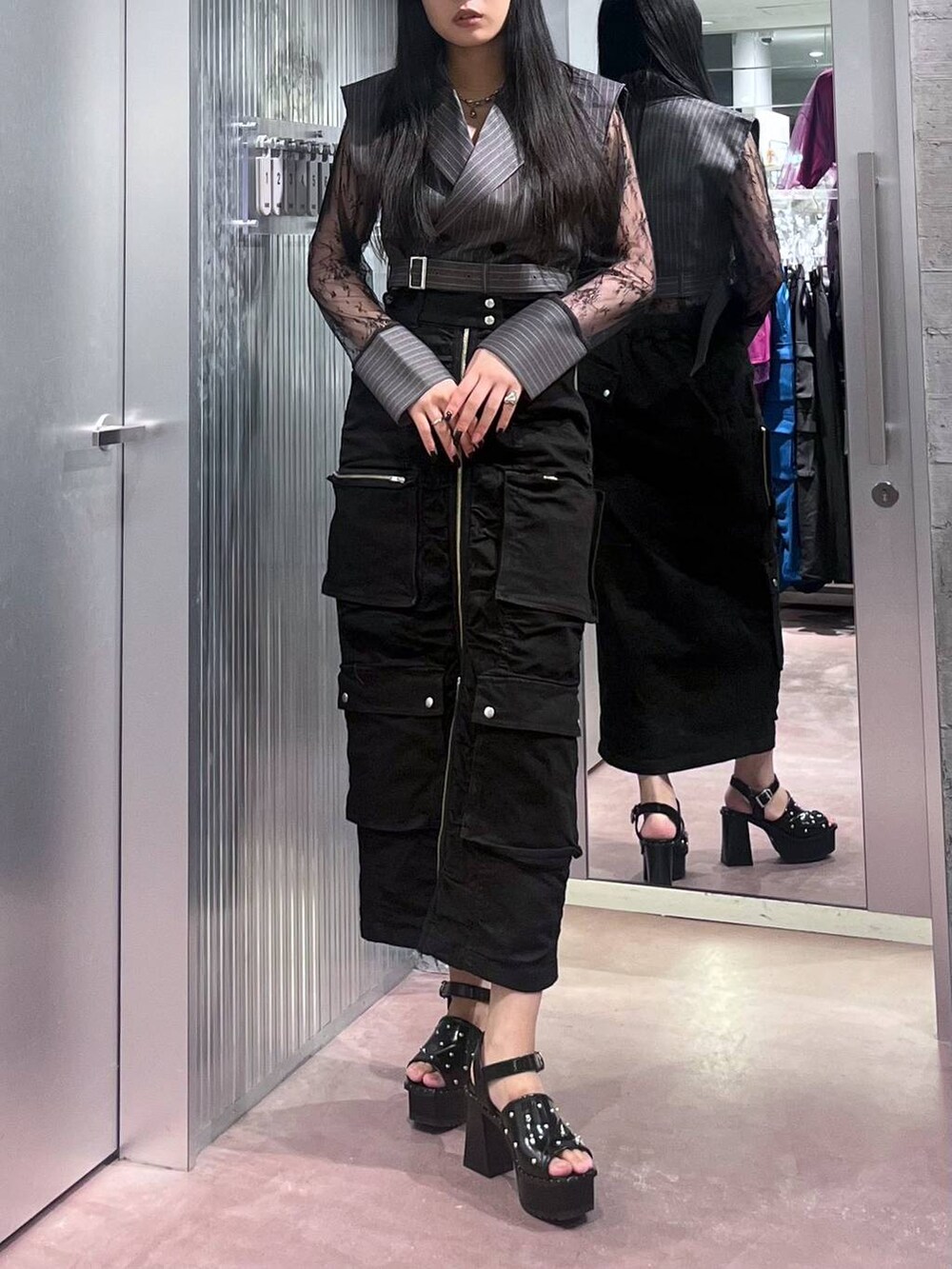 ブラック系のサンダル、ブラック系のスカート、その他のテーラードジャケットを着用したレディースの夏コーディネートの2枚目の写真