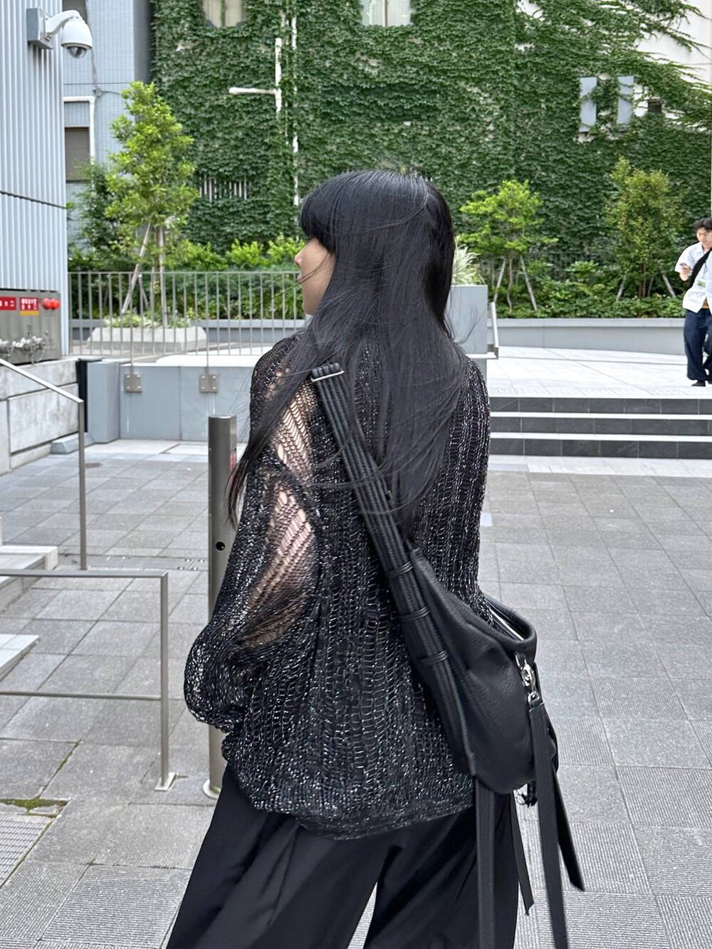 ブラック系のサンダル、ブラック系のその他パンツ、ブラック系のシャツ/ブラウスを着用したレディースの夏コーディネートの7枚目の写真