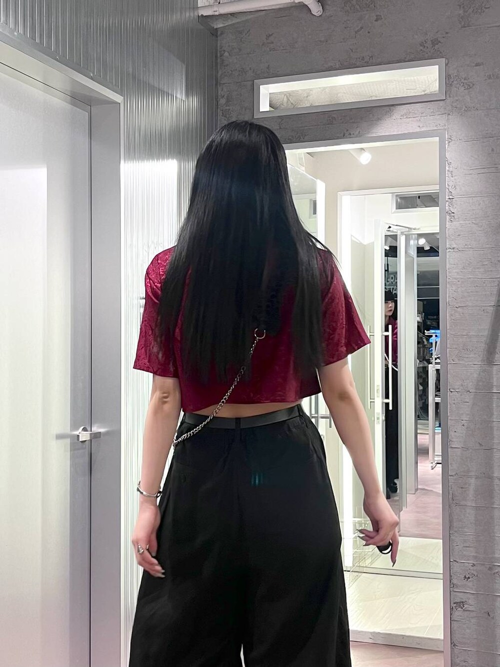 ブラック系のサンダル、レッド系のシャツ/ブラウス、ブラック系のその他パンツを着用したレディースの春コーディネートの7枚目の写真