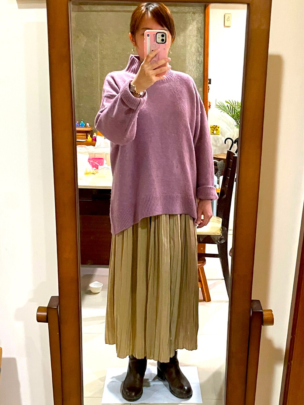 ホワイト系のその他アウター、グリーン系のニット/セーター、ブルー系のトートバッグを着用したレディースの冬コーディネートの2枚目の写真