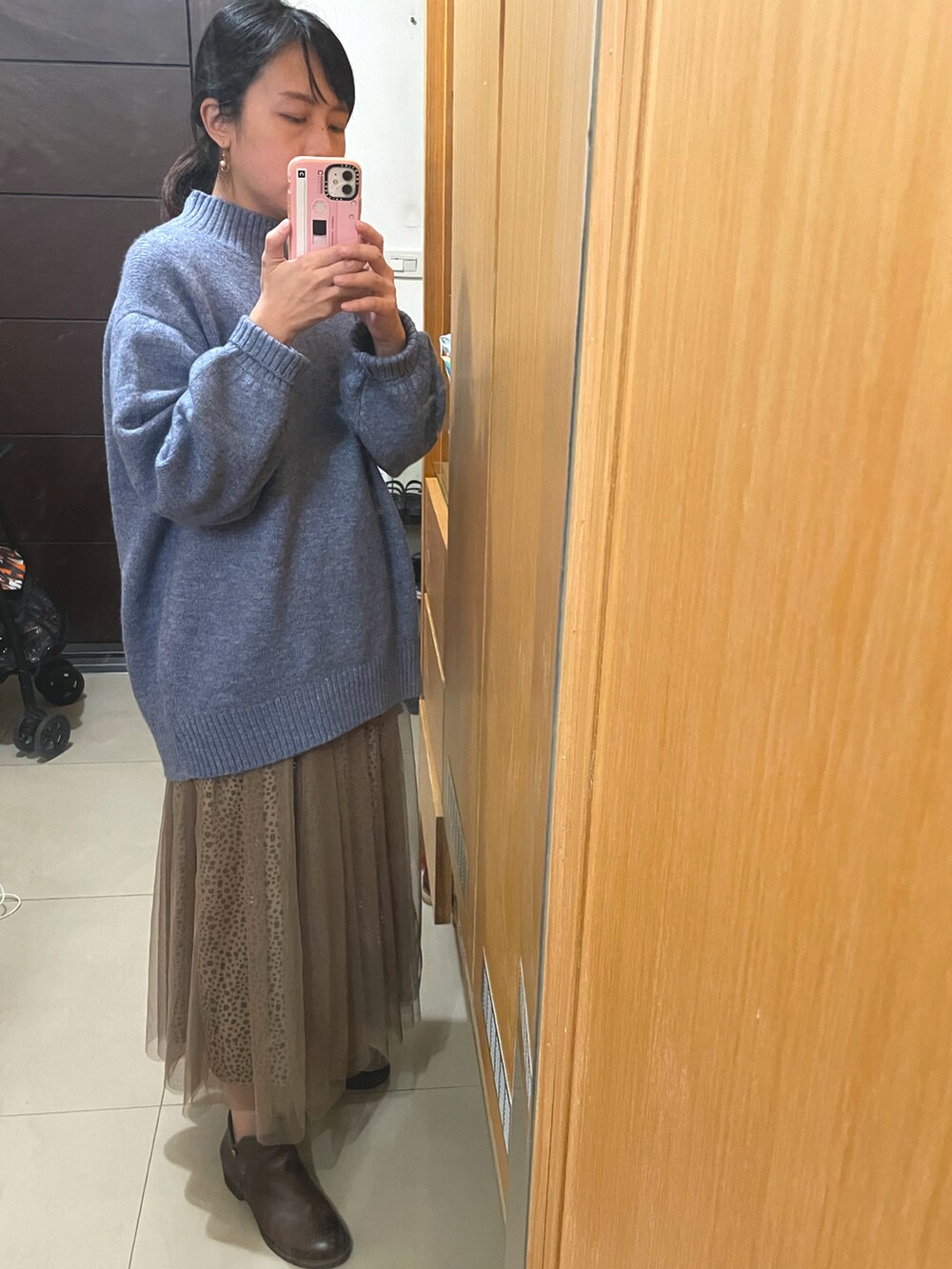 パープル系のジャケット/アウターを着用したレディースの冬コーディネートの2枚目の写真