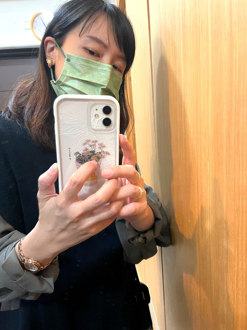 グレー系のワンピース/ドレス、ブラック系のブーツ、ブラック系のショルダーバッグを着用したレディースの春コーディネートの2枚目の写真