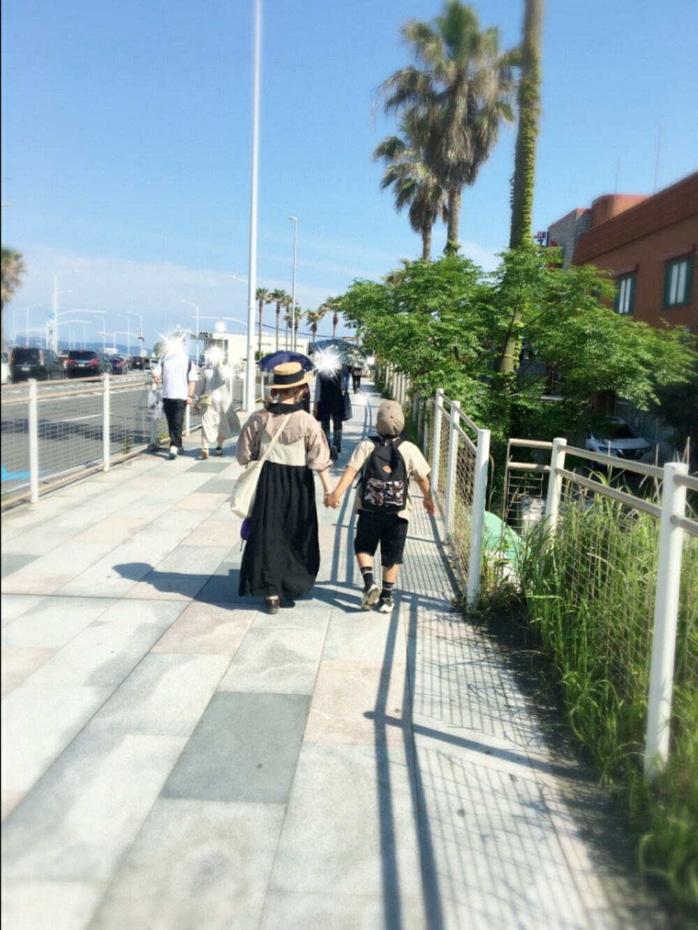 ブラウン系のシャツ/ブラウス、ブラック系のワンピース/ドレス、ホワイト系のショルダーバッグを着用したレディースの春コーディネートの4枚目の写真