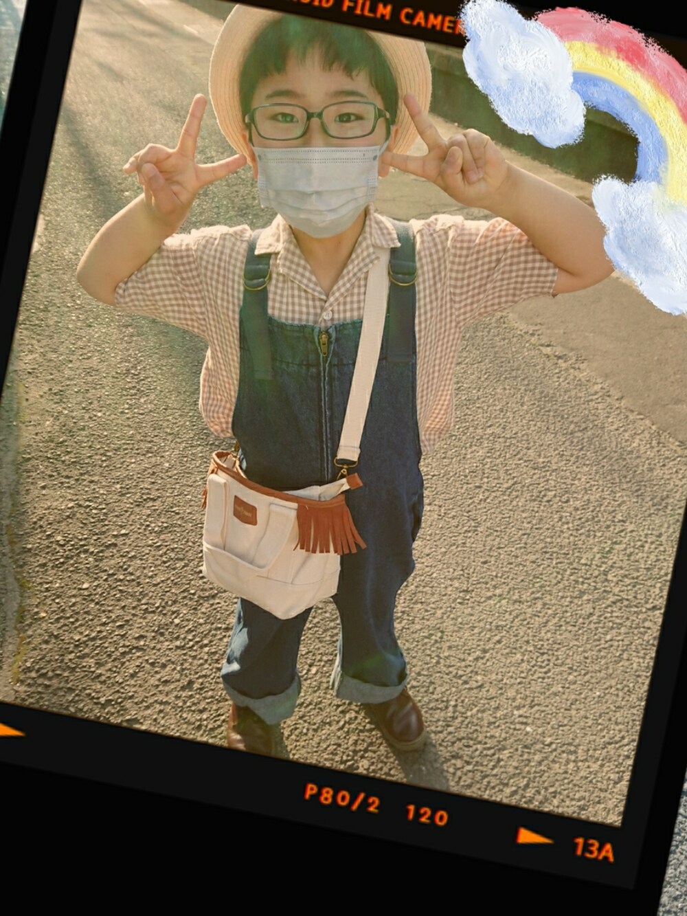 ベージュ系のシャツ/ブラウス、ブルー系のサロペット/オーバーオール、ブラウン系のドレスシューズを着用したレディースの春コーディネートの2枚目の写真