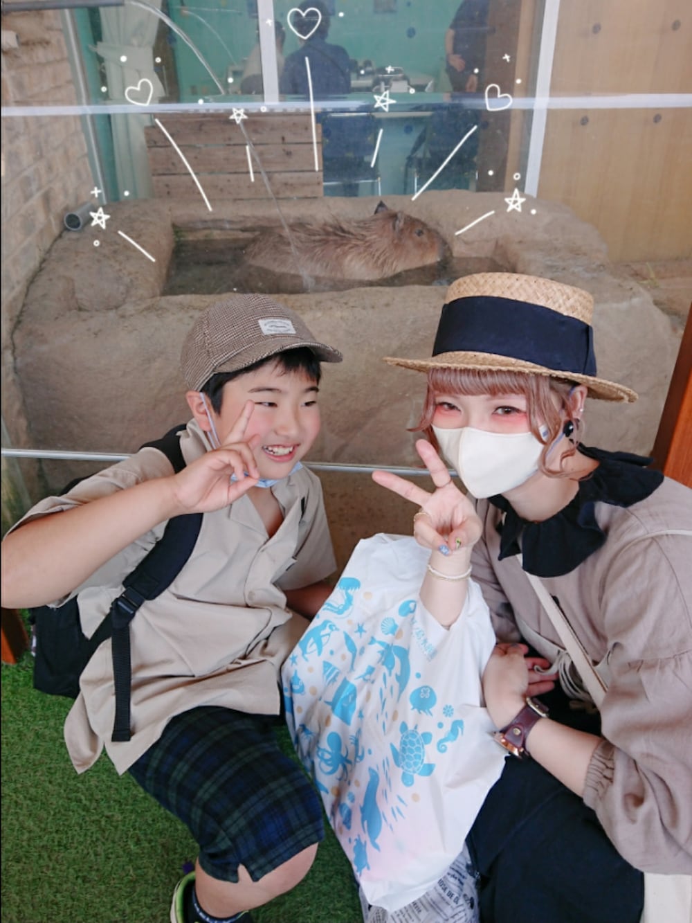 ブラウン系のシャツ/ブラウス、ブラック系のワンピース/ドレス、ホワイト系のショルダーバッグを着用したレディースの春コーディネートの5枚目の写真