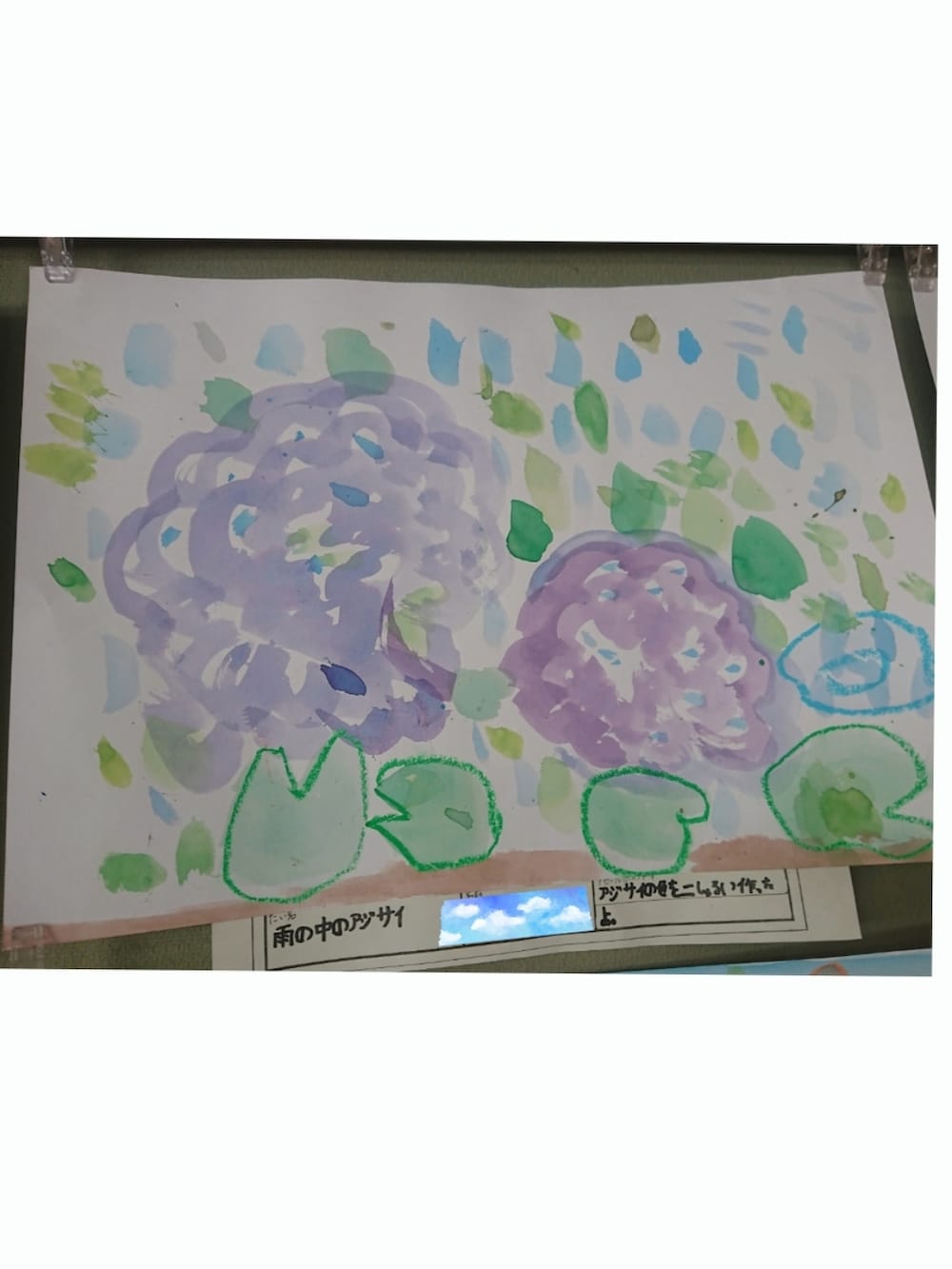 ブラック系のTシャツ/カットソー、ブラウン系のその他パンツ、ベージュ系のショルダーバッグを着用したレディースの夏コーディネートの2枚目の写真