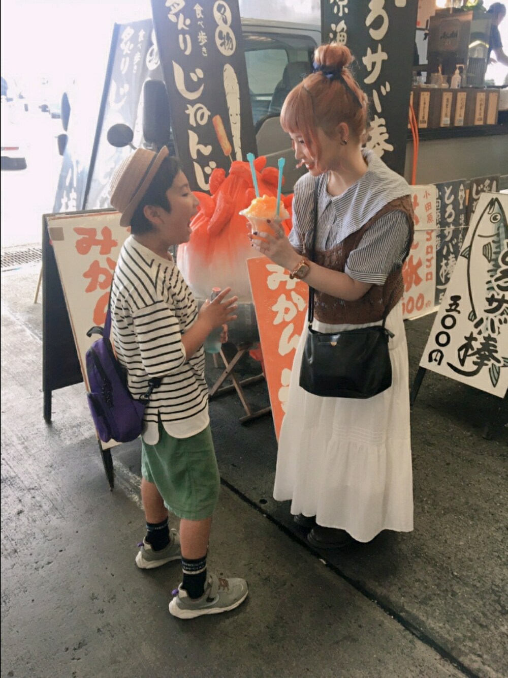 ホワイト系のスカート、ブルー系のシャツ/ブラウス、ブラウン系のベストを着用したレディースの夏コーディネートの2枚目の写真