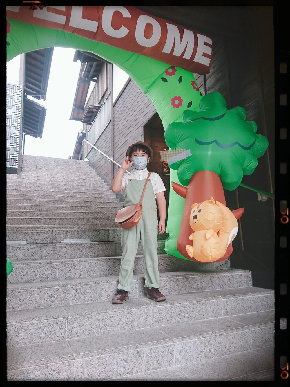 ホワイト系のシャツ/ブラウス、ホワイト系のシャツワンピース、グリーン系のワンピース/ドレスを着用したレディースの春コーディネートの2枚目の写真