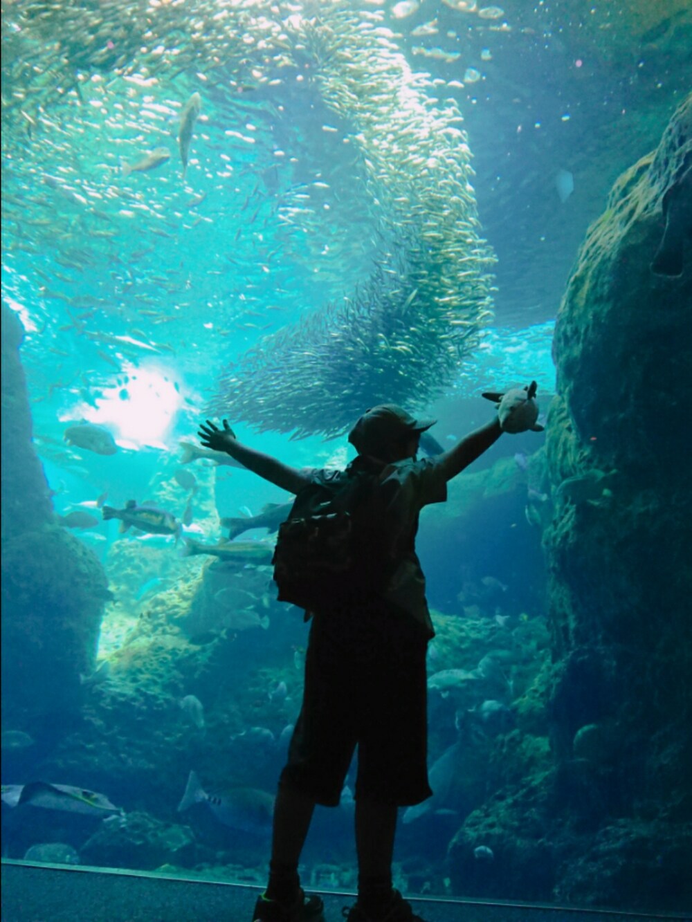 ブラウン系のシャツ/ブラウス、ブラック系のワンピース/ドレス、ホワイト系のショルダーバッグを着用したレディースの春コーディネートの2枚目の写真