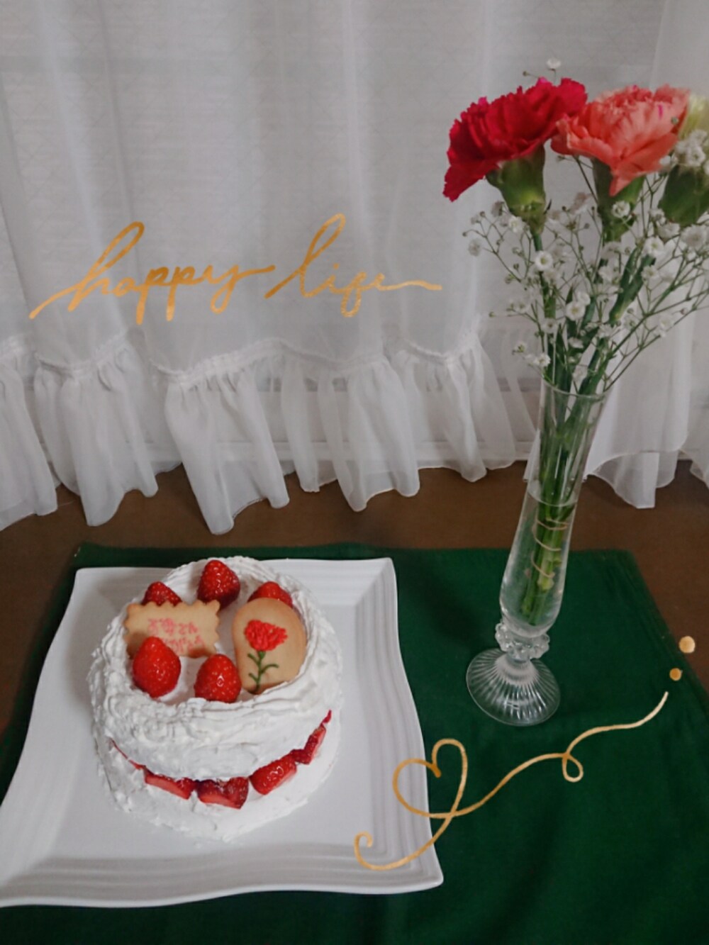 ホワイト系のベスト、ホワイト系のシャツ/ブラウス、ブラック系のワンピース/ドレスを着用したレディースの春コーディネートの2枚目の写真