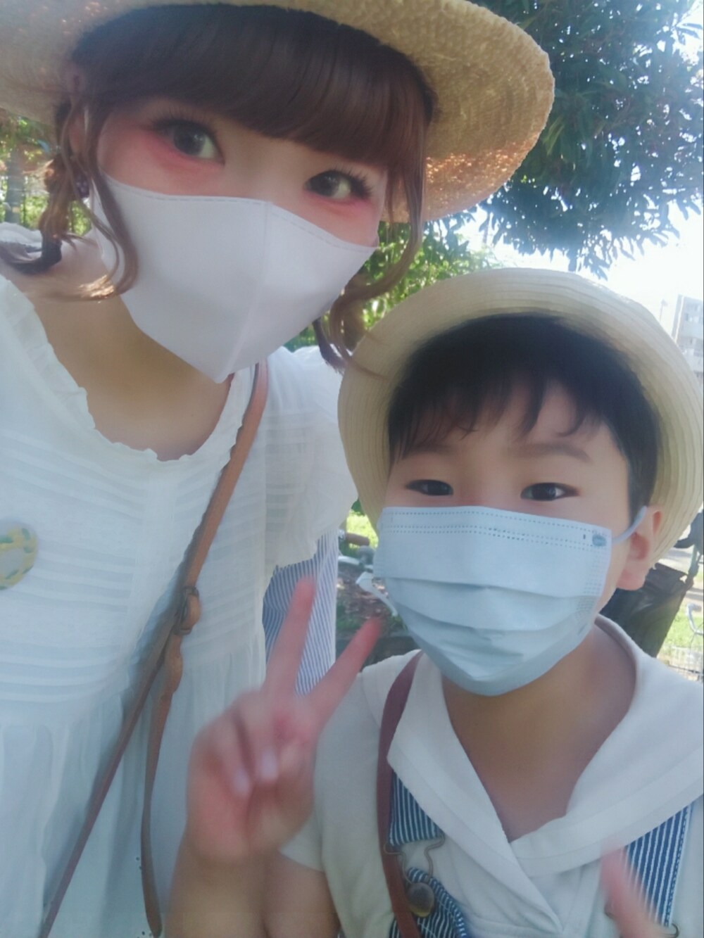 ホワイト系のシャツ/ブラウス、ブルー系のワンピース、ブラウン系のその他シューズを着用したレディースの夏コーディネートの2枚目の写真