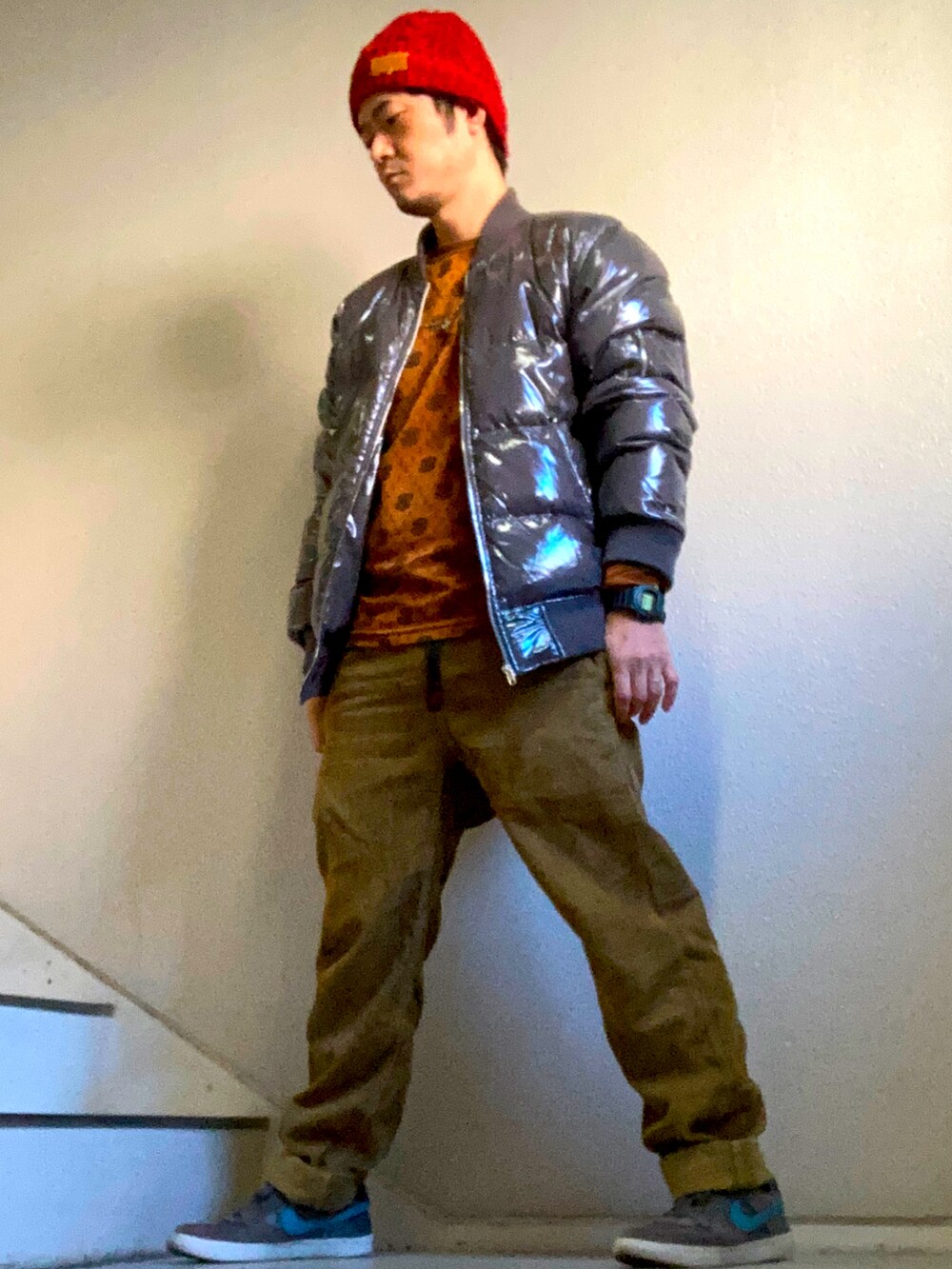 「ロンT、ベロア、URBAN RESEARCH、MA-1、ダウンジャケット、GRAMICCI、NIKE、nike sb、G-SHOCK」｜「ROUND HOUSEのアイテム（ニットキャップ/ビーニー、レッド系）」を使った、iadonさん（メンズ・165cm）の秋コーディネートの2枚目の写真