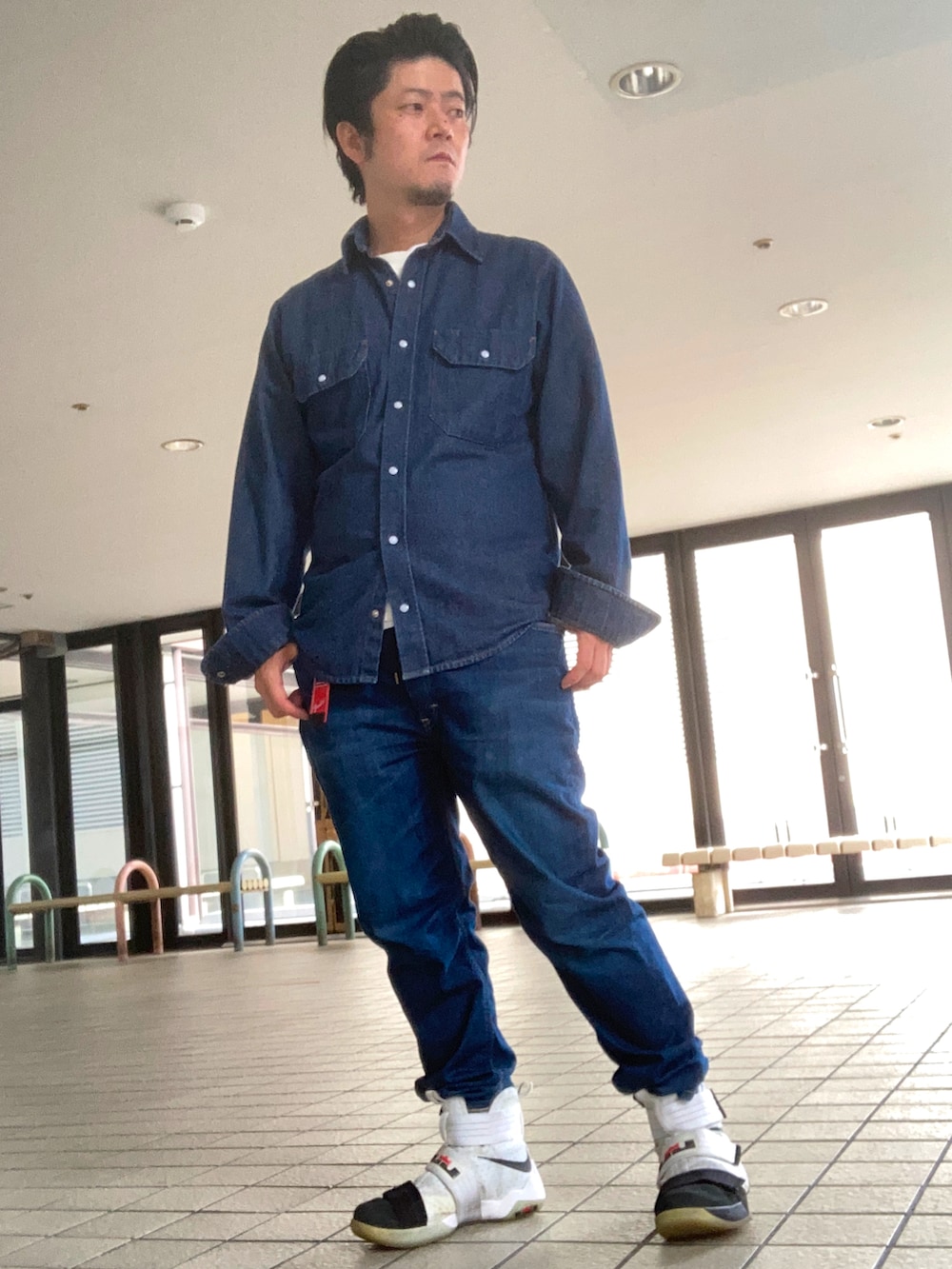 ホワイト系のスウェット、ブルー系のシャツ/ブラウス、ブルー系のデニムパンツを着用したメンズの春コーディネートの2枚目の写真