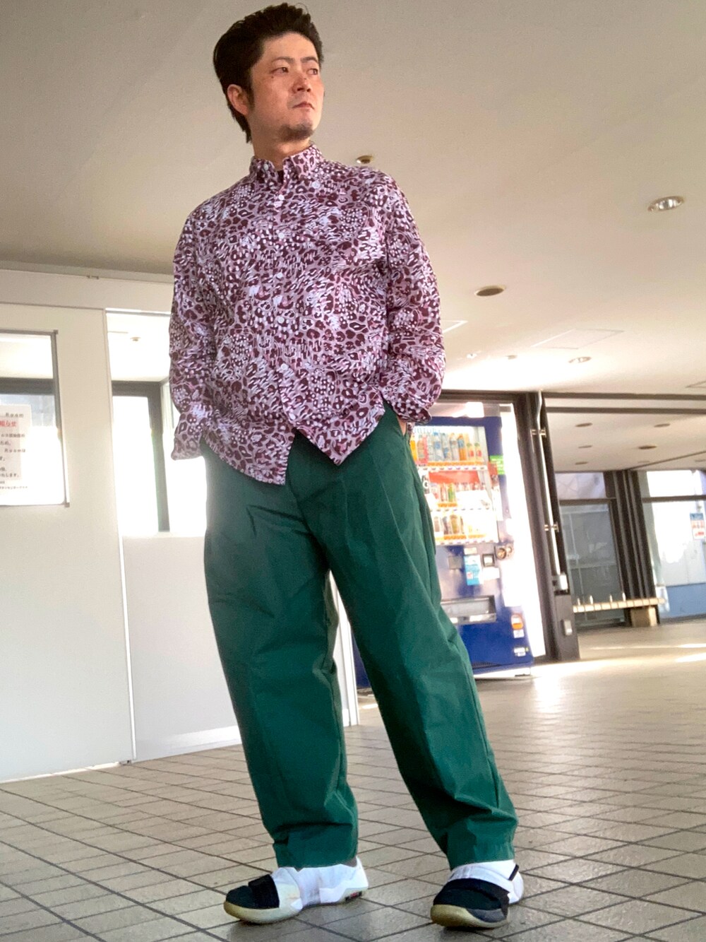 ブラック系のTシャツ/カットソー、ピンク系のシャツ/ブラウス、グリーン系のその他パンツを着用したメンズの春コーディネートの2枚目の写真