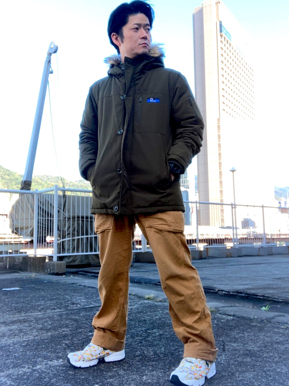 ブラウン系のその他パンツ、グリーン系のミリタリージャケット、ブラック系のスウェットを着用したメンズの秋コーディネートの2枚目の写真