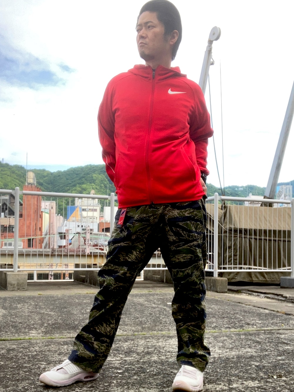 ブルー系のスウェット、その他のその他パンツ、ピンク系のスニーカーを着用したメンズの春コーディネートの2枚目の写真