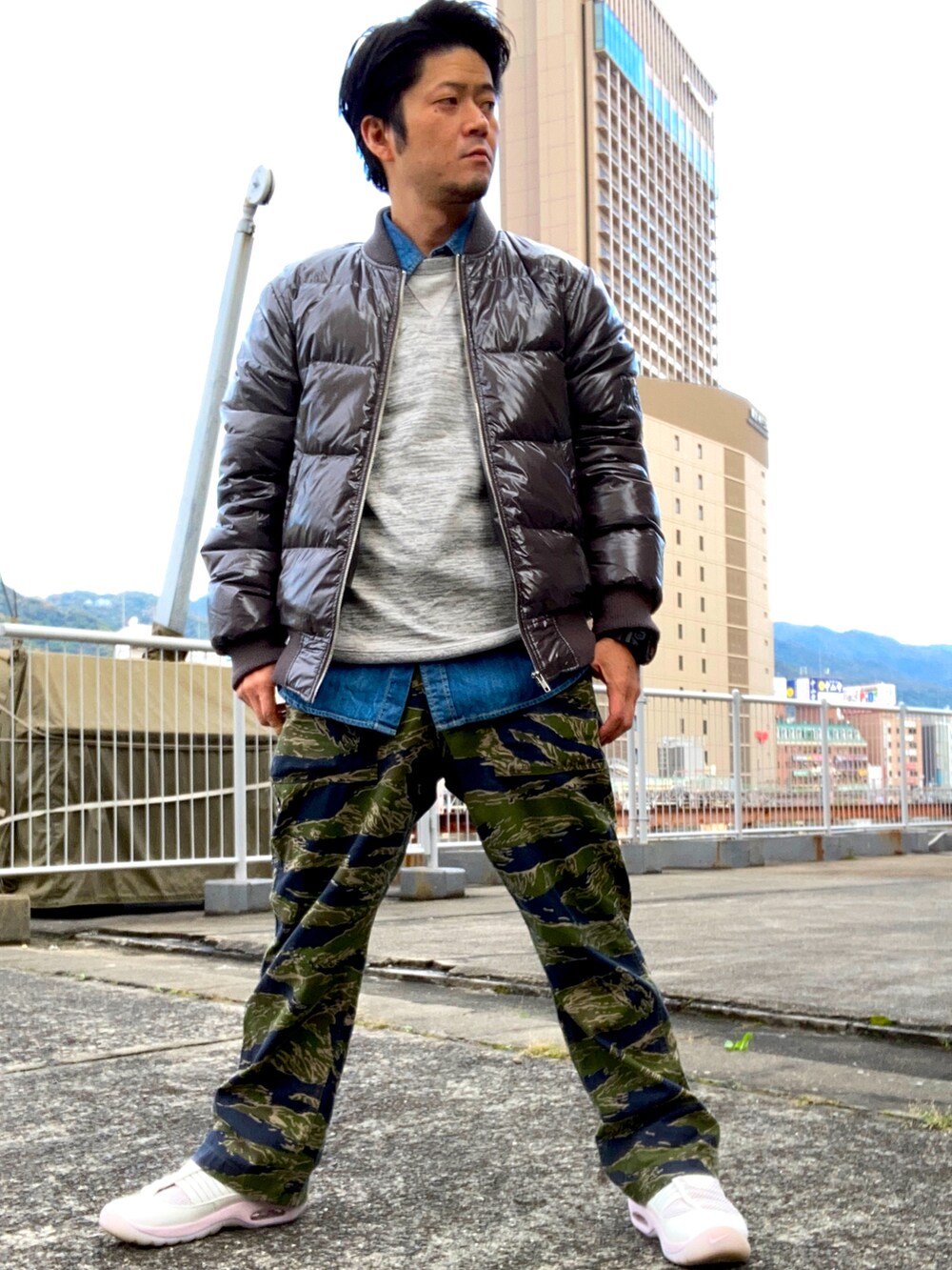 「URBAN RESEARCH、Levi's、Champion、RAGEBLUE、G-SHOCK、NIKE、PIGALLE、pigalle×nike、Air shake、迷彩、MA-1、ダウンジャケット、レイヤードスタイル」｜「Championのアイテム（スウェット、グレー系）」を使った、iadonさん（メンズ・165cm）の秋コーディネートの2枚目の写真