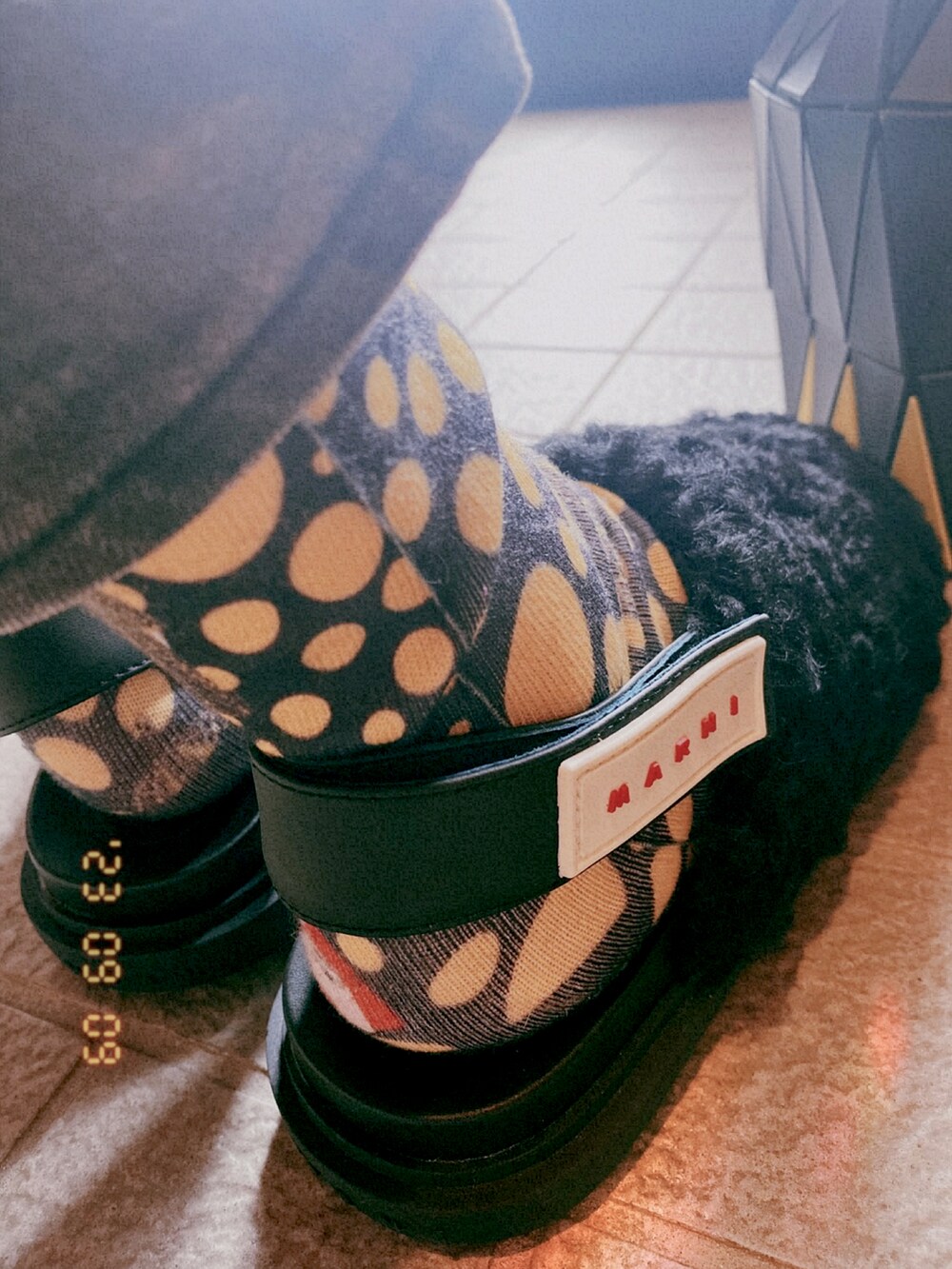 ブラック系のシューズ、ブラック系のトートバッグを着用したレディースの秋コーディネートの2枚目の写真