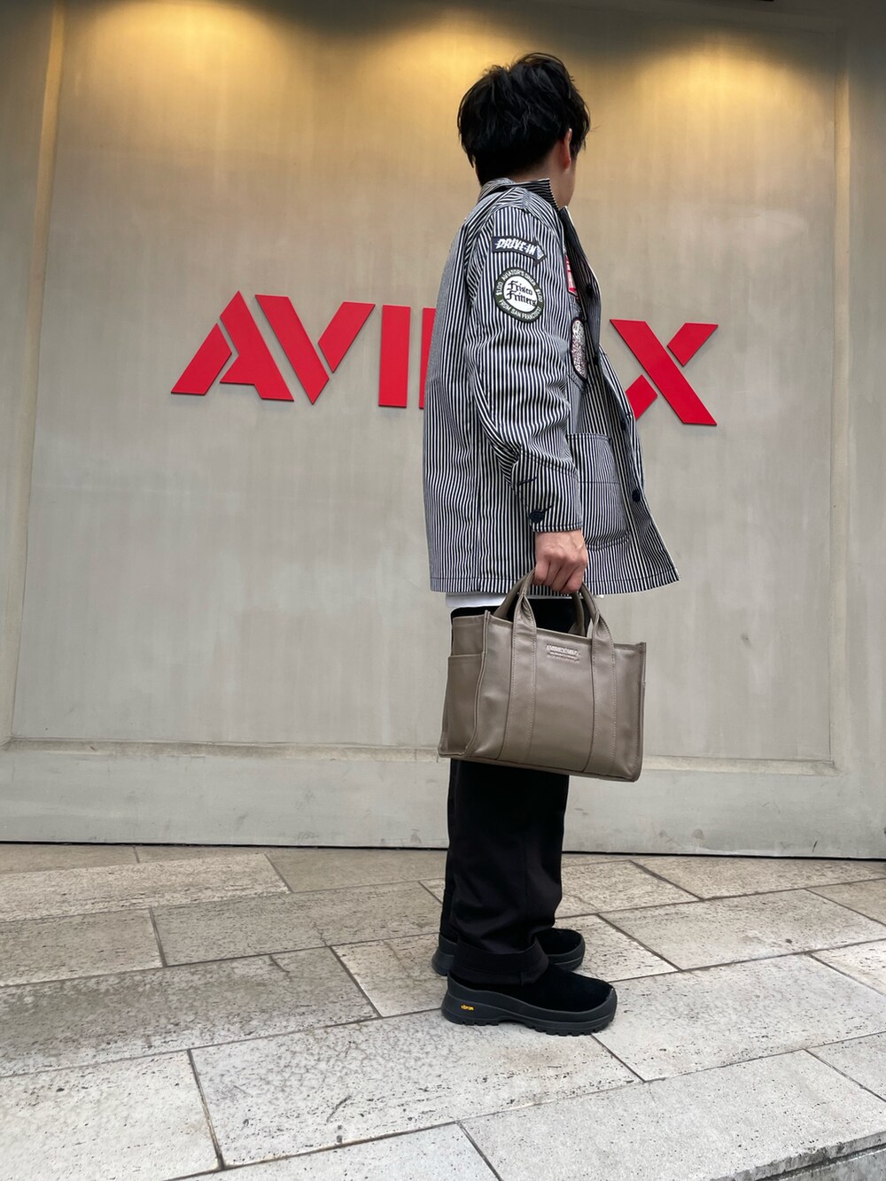「AVIREX、AVIREXBelle、AVIREX梅田店、おしゃれさんと繋がりたい、春コーデ、メンズファッション、ラフ、低身長、ファッションの力を信じよう、ootd、オトナカジュアル、レザーバッグ、トートバッグ、ヒッコリー、ジャケット」｜「AVIREXの【直営店限定】COW LEATHER MINI TOTE BAG/ カウレザーミニトートバッグ（トートバッグ、ベージュ系）」を使った、南慎也さん（メンズ・166cm）の春コーディネートの2枚目の写真