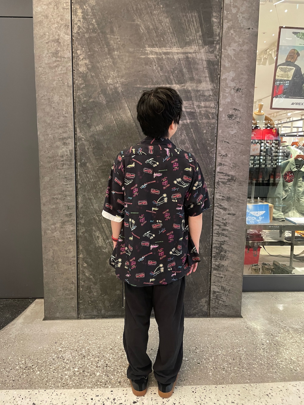 「AVIREX、AVIREXBelle、AVIREX梅田店、夏コーデ、休日スタイル、おしゃれさんと繋がりたい、ファッションの力を信じよう、ootd、ゆるコーデ、オトナカジュアル、カジュアル、シンプルコーデ、初夏コーデ、半袖シャツ、夏」｜「AVIREXのAVIATOR'S DINER ALOHA SHIRT / アヴィエーターズ ダイナー アロハシャツ / AVIREX / アヴィレックス（シャツ/ブラウス、ブラック系）」を使った、南慎也さん（メンズ・166cm）の春コーディネートの2枚目の写真