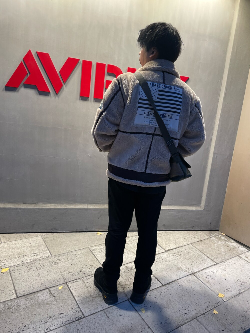 「私の推しブランド、今日のコーデ、メンズファッション、冬コーデ、ストリートコーデ、低身長コーデ、AVIREX、AVIREXBelle、AVIREX心斎橋、黒、ジャケットスタイル、ミリタリージャケット、ootd、ファッションの力を信じよう、ワッペン」｜「AVIREXのレトロ ボア B-3 トップガン / RETRO BOA B-3 TOPGUN / アヴィレックス / AVIREX（その他アウター、ベージュ系）」を使った、南慎也さん（メンズ・166cm）の冬コーディネートの2枚目の写真