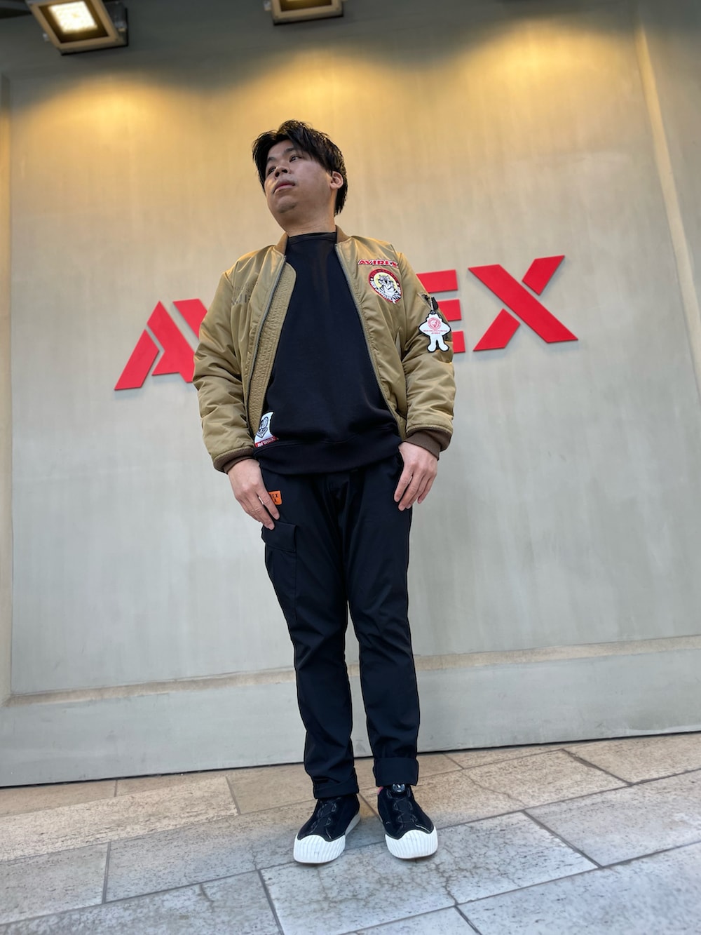 「AVIREX、AVIREXBelle、AVIREX心斎橋、休日コーデ、大人カジュアル、ラフ、カジュアル、秋服コーデ、MA-1、ミリタリージャケット、ミリタリー、ストリート、ロゴスウェット、カーキ、ootd」｜「AVIREXの【新日本プロレス × AVIREX】SPECIAL MA-1（MA-1、ゴールド系）」を使った、南慎也さん（メンズ・166cm）の秋コーディネートの2枚目の写真