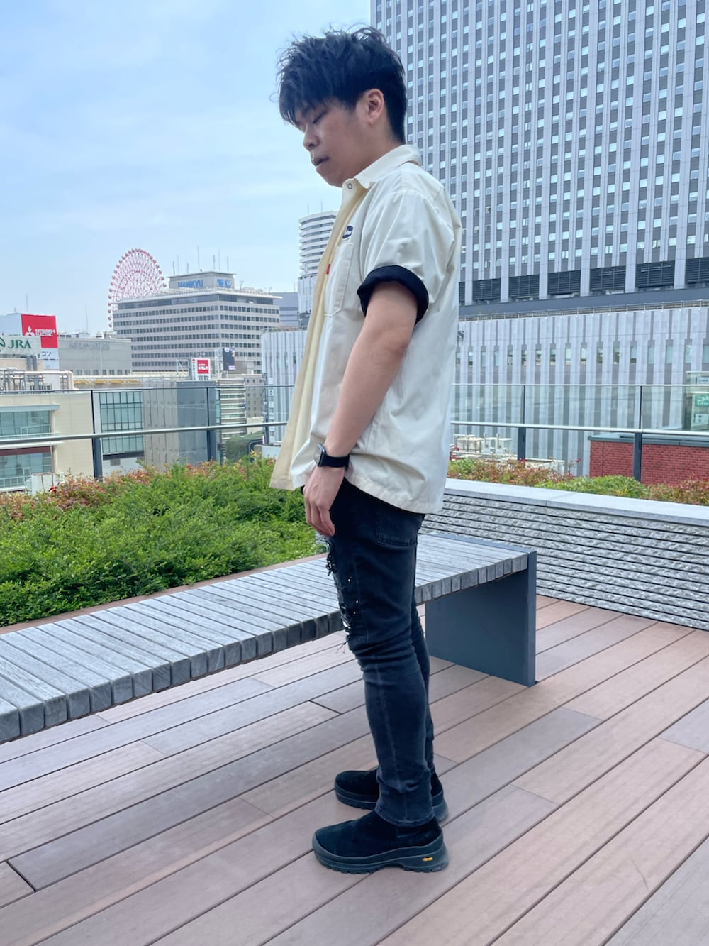 「AVIREX、AVIREXBelle、低身長男子、AVIREX梅田店、大人コーデ、春服、今日のコーデ、春カラー、お洒落さんとつながりたい、アメカジ、いいね、save、フォローお願いします🤑、キレイめコーデ、ootd、大人カジュアル、ファッションの力を信じよう」｜「AVIREXのSHORTSLEEVE WORK SHIRT U.S.N. / ワークシャツ U.S.N. / AVIREX / アヴィレックス（シャツ/ブラウス、ホワイト系）」を使った、南慎也さん（メンズ・166cm）の春コーディネートの2枚目の写真