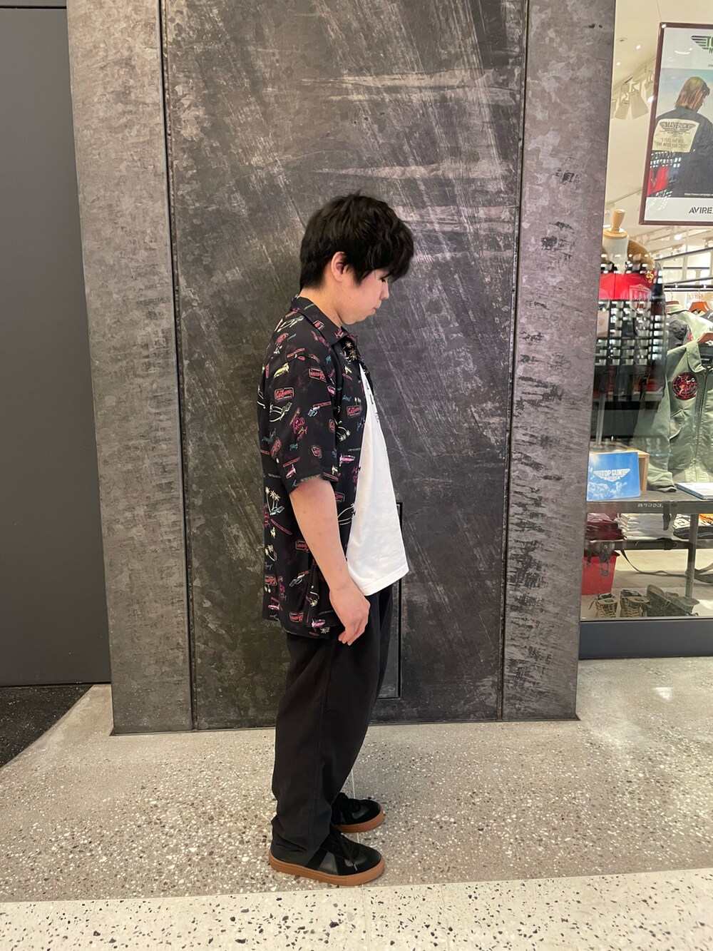「AVIREX、AVIREXBelle、AVIREX梅田店、夏コーデ、休日スタイル、おしゃれさんと繋がりたい、ファッションの力を信じよう、ootd、ゆるコーデ、オトナカジュアル、カジュアル、シンプルコーデ、初夏コーデ、半袖シャツ、夏」｜「AVIREXのAVIATOR'S DINER ALOHA SHIRT / アヴィエーターズ ダイナー アロハシャツ / AVIREX / アヴィレックス（シャツ/ブラウス、ブラック系）」を使った、南慎也さん（メンズ・166cm）の春コーディネートの3枚目の写真