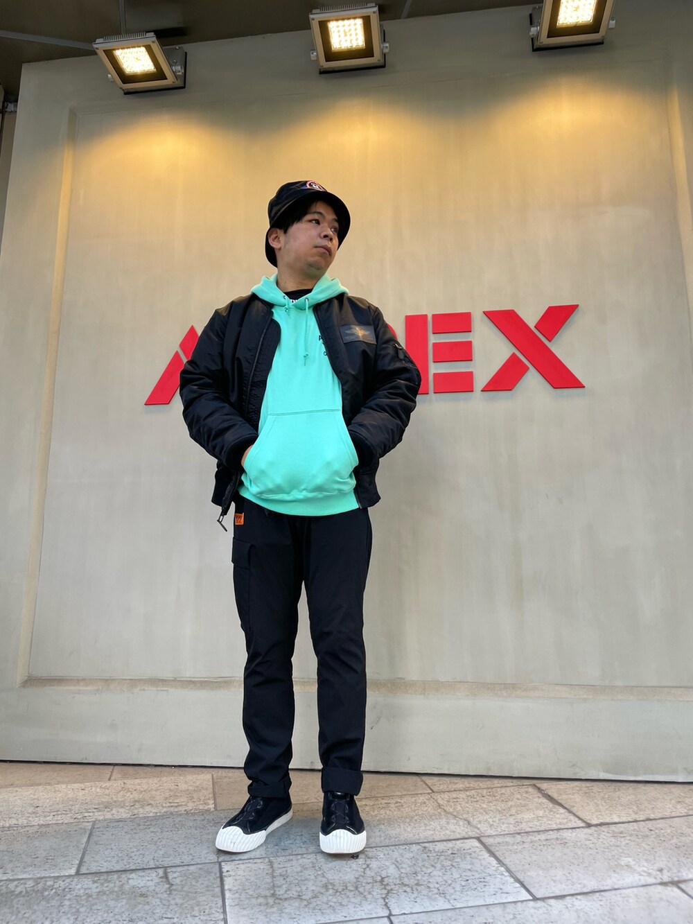 「AVIREX、AVIREXBelle、AVIREX心斎橋、休日コーデ、大人カジュアル、ラフ、カジュアル、秋服コーデ、ストリート、パーカー、ロゴスウェット、ootd、ブラック、MA-1、ブラックコーデ」｜「AVIREXの【AVIREX/アビレックス】【CHOCOLATE PLANET/チョコ―レートプラネット】SPECIAL MA-1/ ワッペン刺繍 コラボ MA-1/コラ ミリタリーブルゾン/ビッグシルエット（MA-1、ブラック系）」を使った、南慎也さん（メンズ・166cm）の秋コーディネートの2枚目の写真