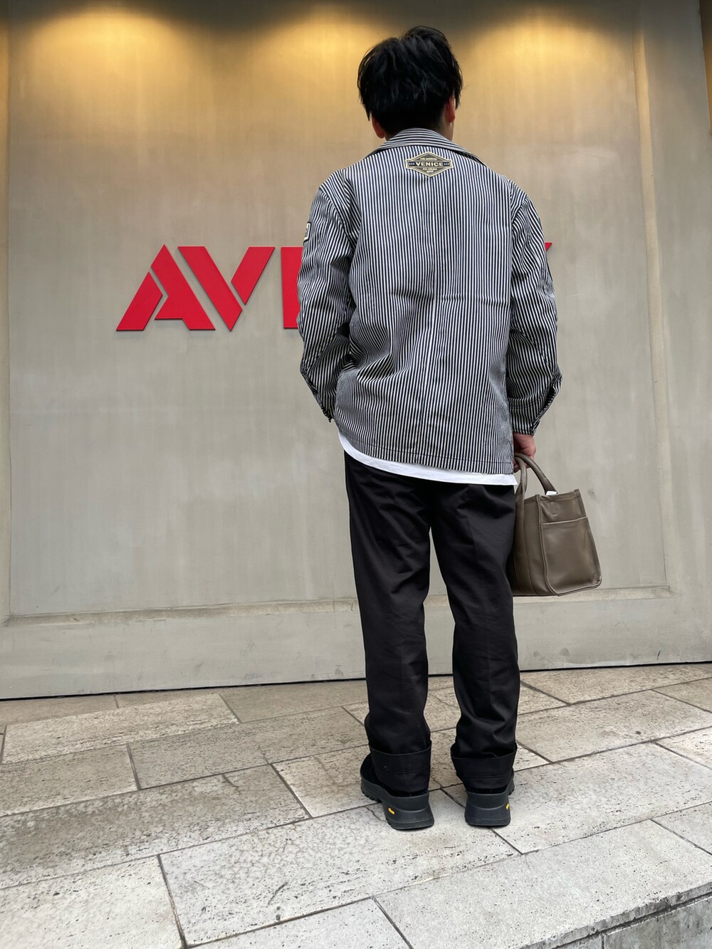 「AVIREX、AVIREXBelle、AVIREX梅田店、おしゃれさんと繋がりたい、春コーデ、メンズファッション、ラフ、低身長、ファッションの力を信じよう、ootd、オトナカジュアル、レザーバッグ、トートバッグ、ヒッコリー、ジャケット」｜「AVIREXの【直営店限定】COW LEATHER MINI TOTE BAG/ カウレザーミニトートバッグ（トートバッグ、ベージュ系）」を使った、南慎也さん（メンズ・166cm）の春コーディネートの3枚目の写真