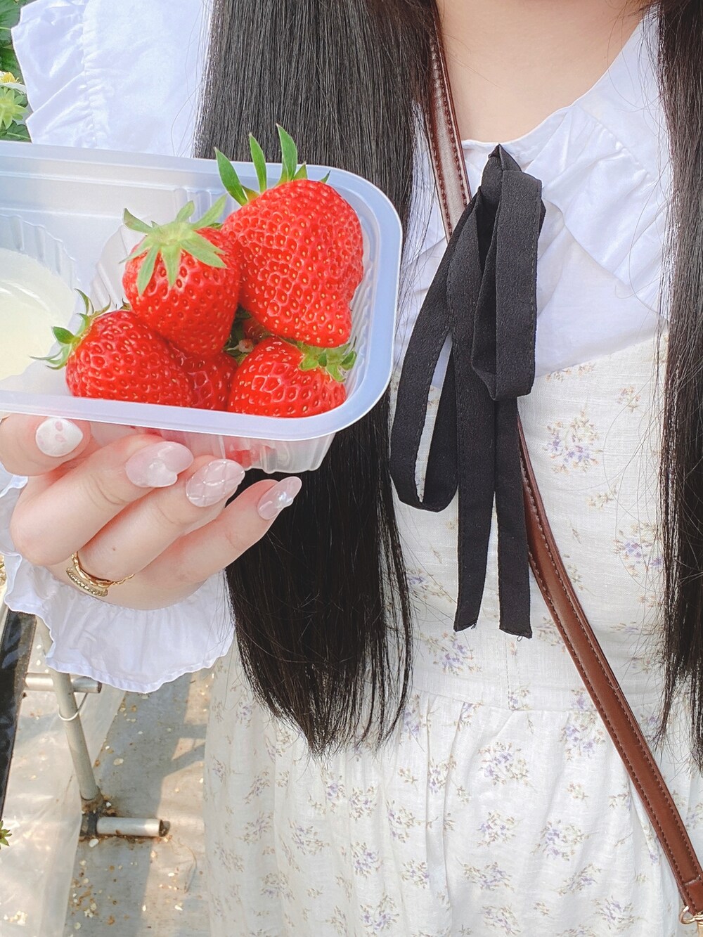 「春夏コーデ、春、お花見、お洒落さんとつながりたい、春服みてみて、低身長、休日コーデ、淡色コーデ、ワンピース、ブラウス、キャミワンピ、ベージュ、リボン、シャツ、ピクニック」｜「H&Mのリボンディテールブラウス（シャツ/ブラウス、ホワイト系）」を使った、瑚白さん（レディース・151cm）の春コーディネートの2枚目の写真
