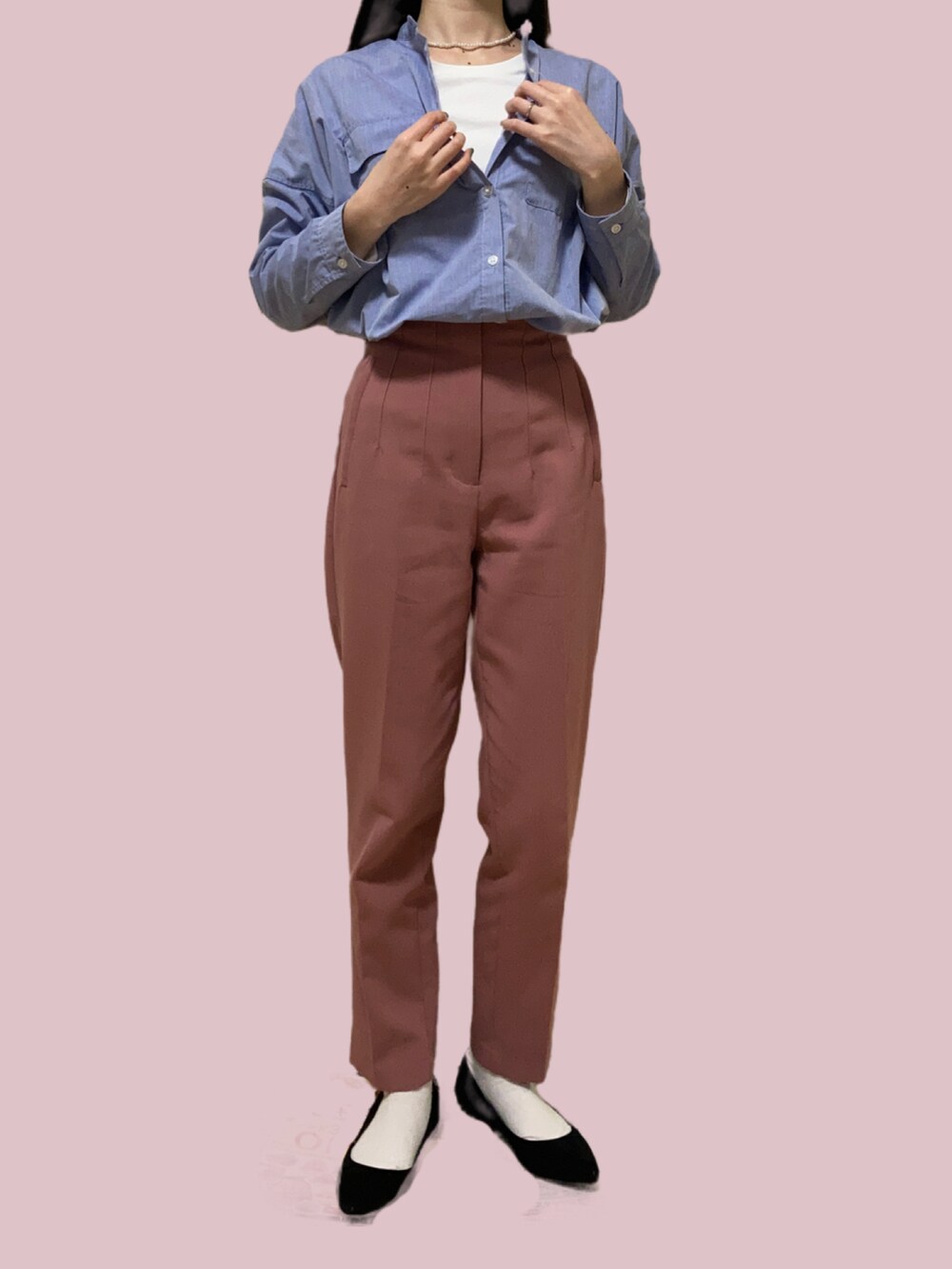 ピンク系のスラックス、ブルー系のシャツ/ブラウス、ブラック系のパンプスを着用したレディースの春コーディネートの2枚目の写真