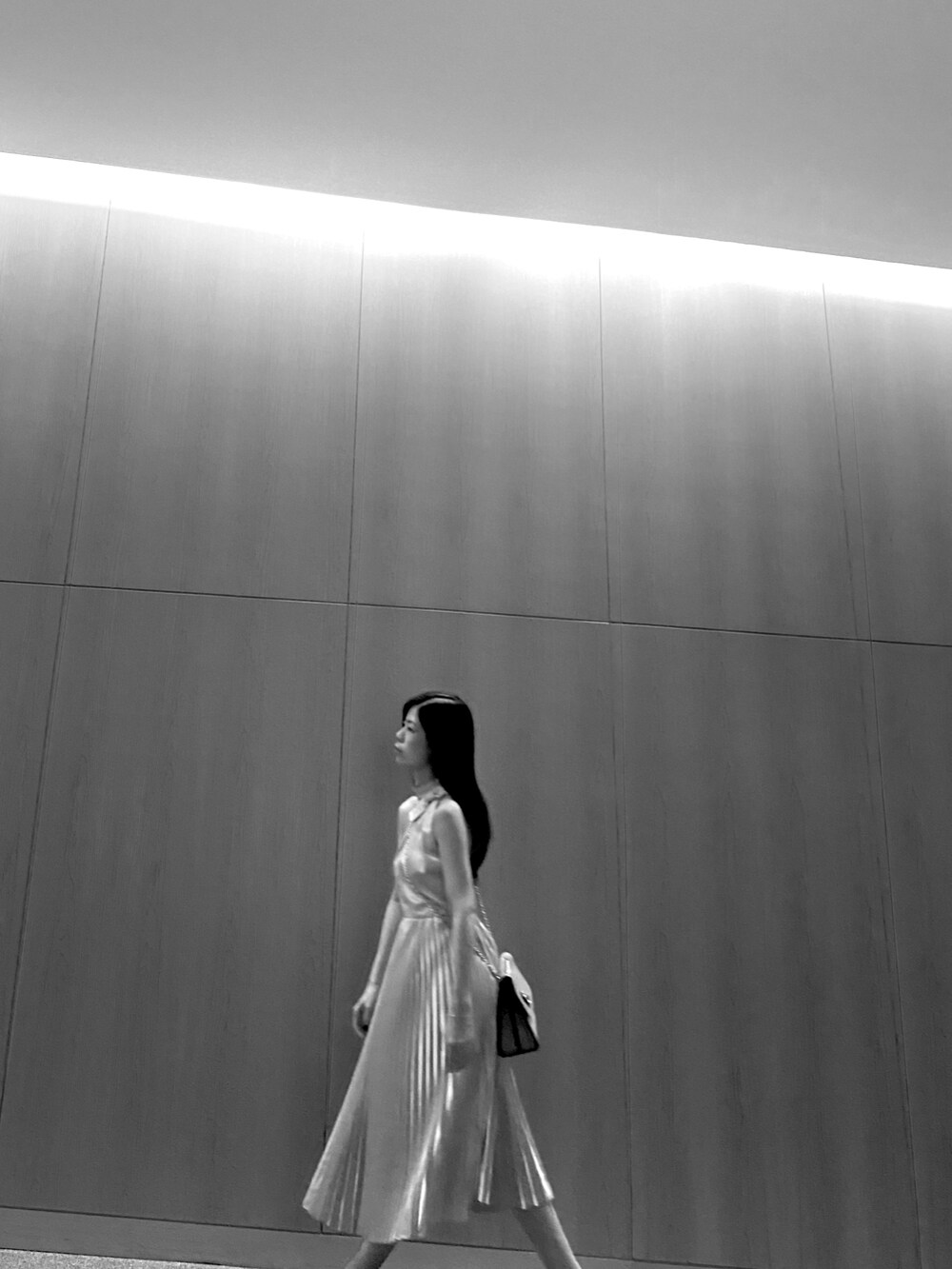 ピンク系のスカートを着用したレディースの夏コーディネートの3枚目の写真