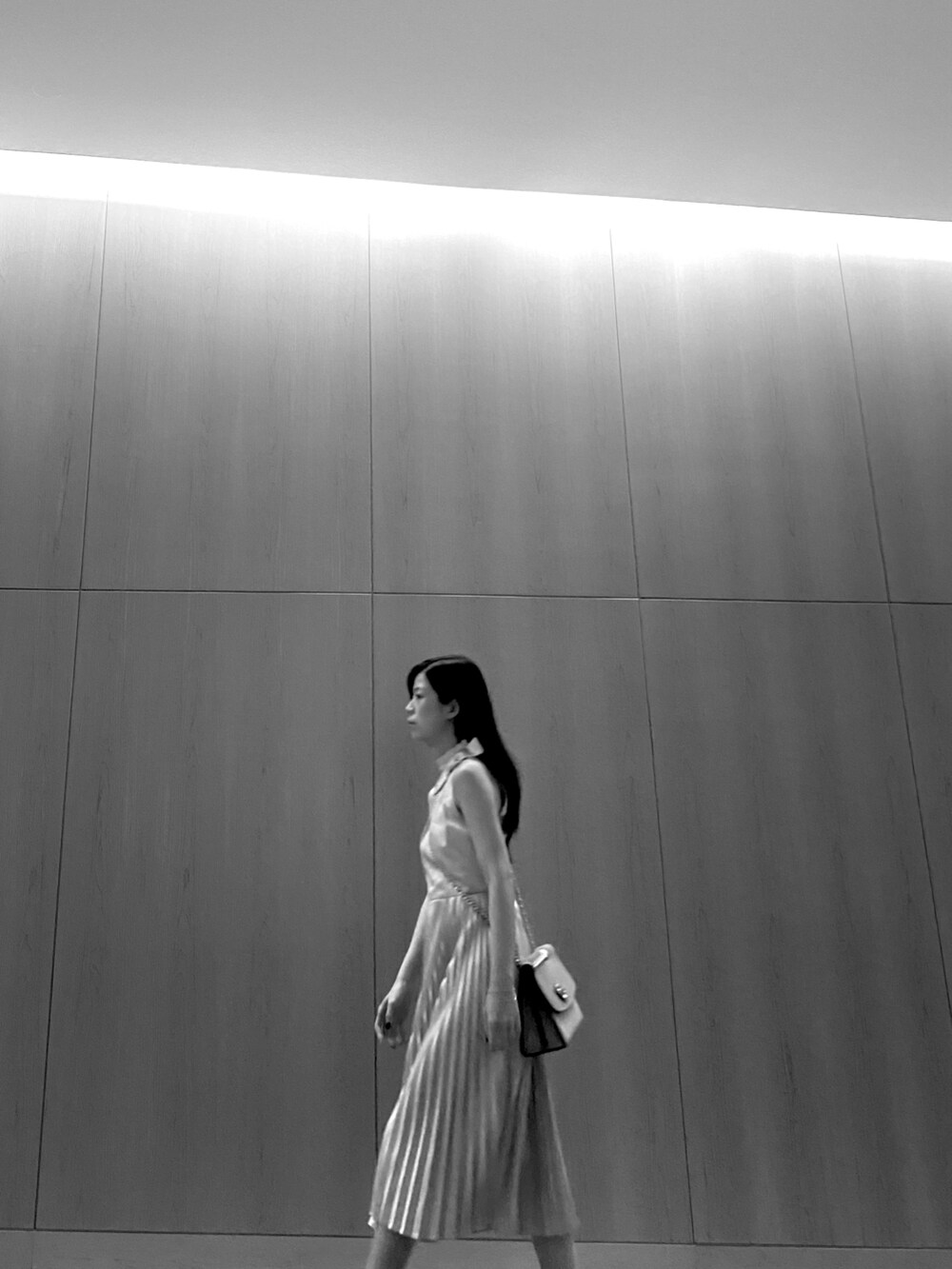 ピンク系のスカートを着用したレディースの夏コーディネートの2枚目の写真