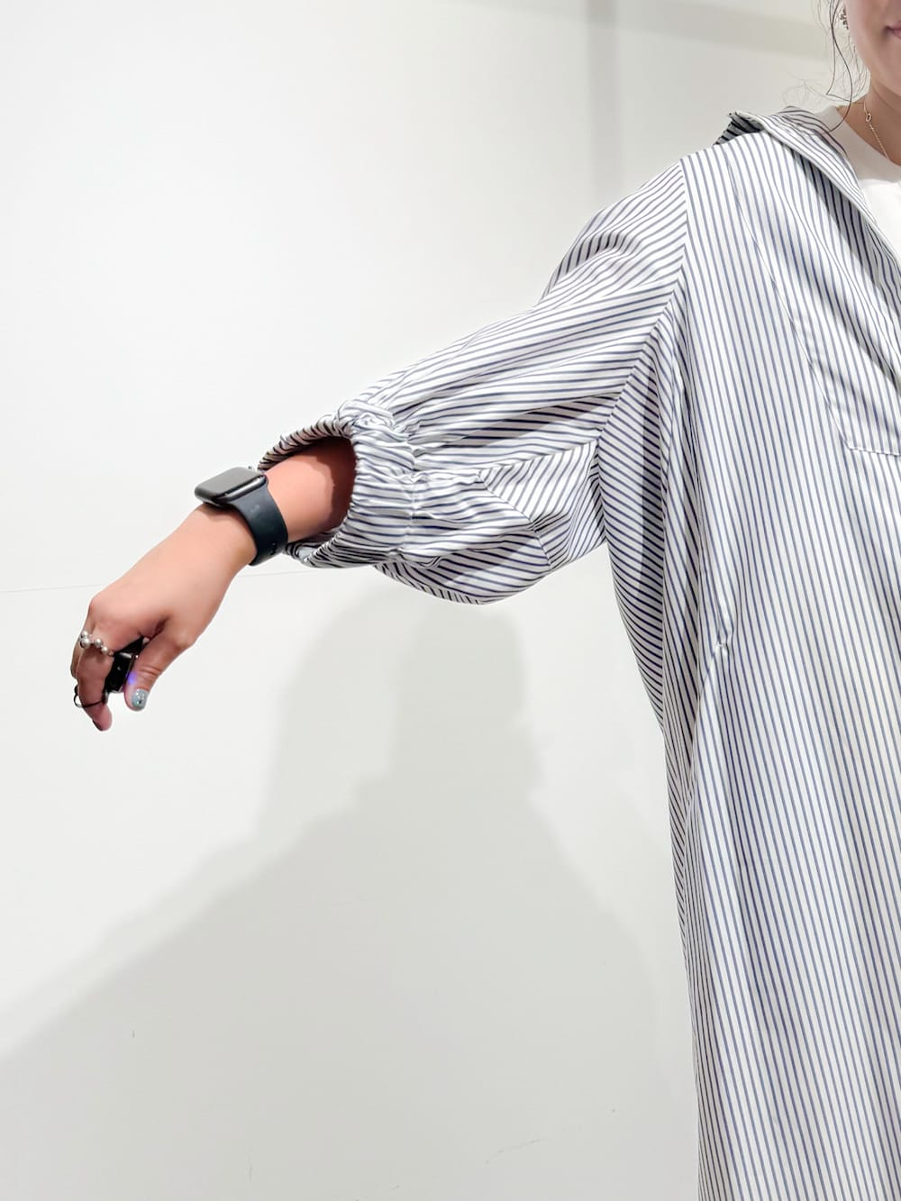 ブルー系のワンピース、イエロー系のその他パンツ、ブラック系のサンダルを着用したレディースの夏コーディネートの3枚目の写真