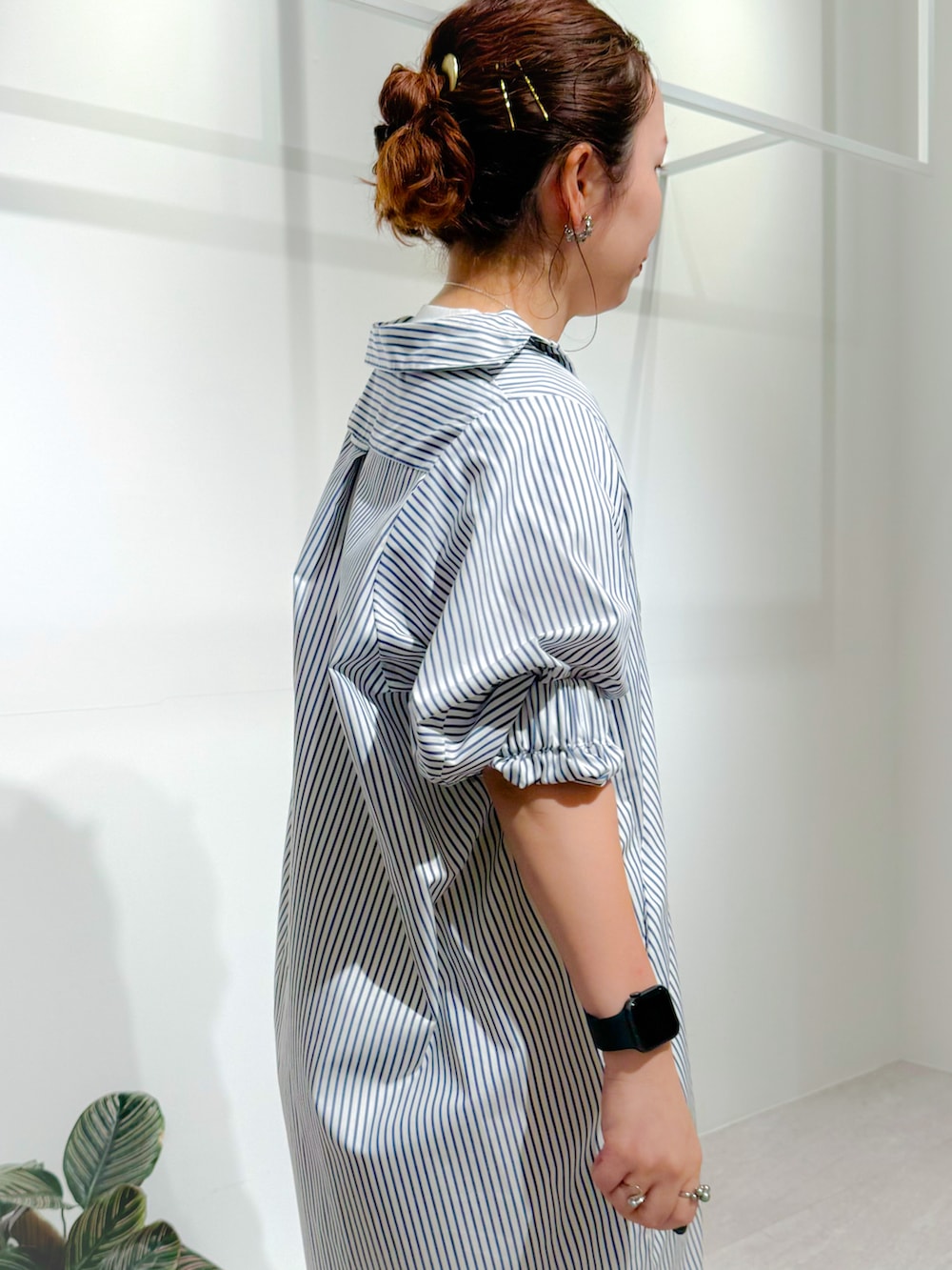 ブルー系のワンピース、イエロー系のその他パンツ、ブラック系のサンダルを着用したレディースの夏コーディネートの4枚目の写真