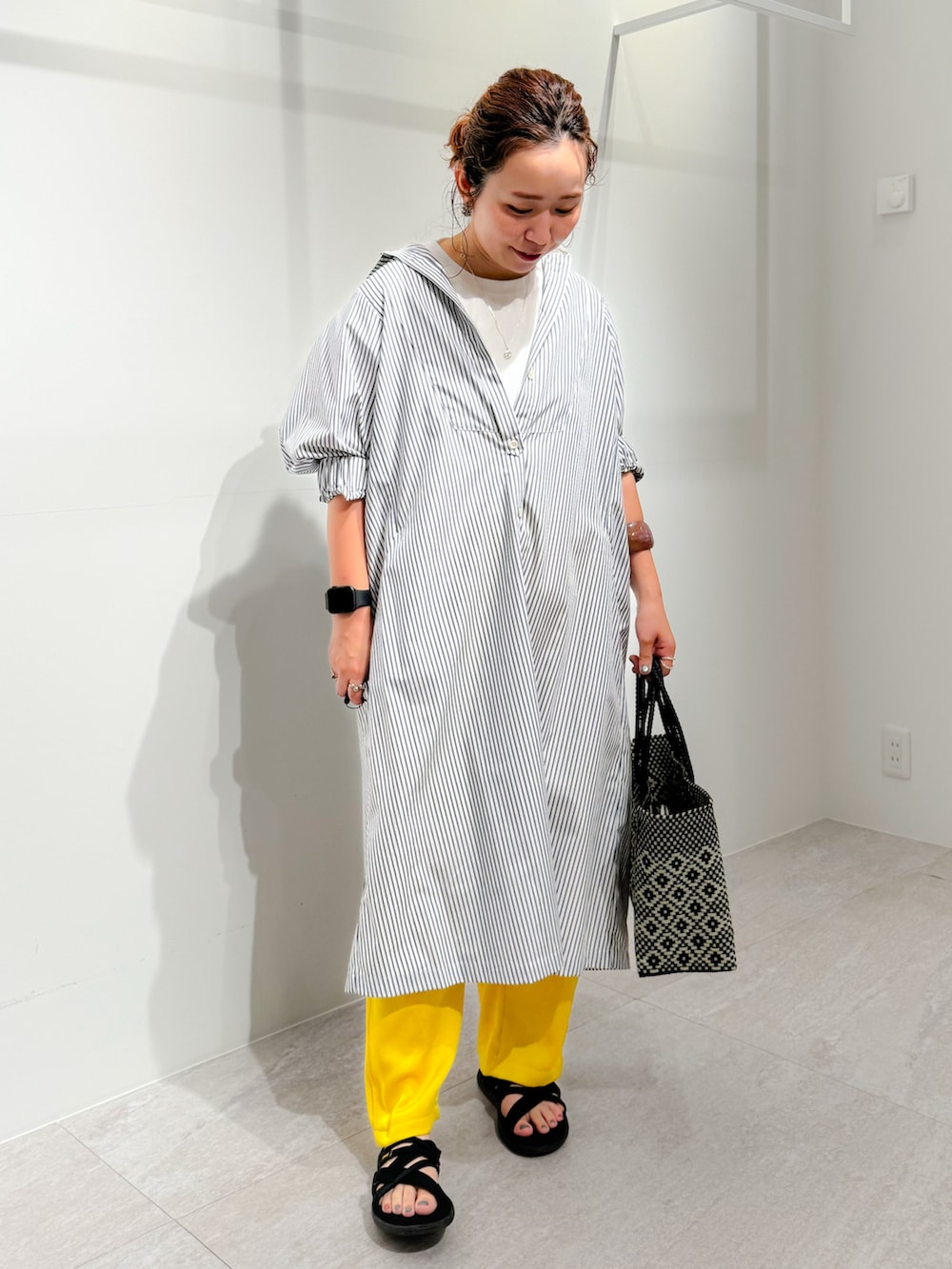 ブルー系のワンピース、イエロー系のその他パンツ、ブラック系のサンダルを着用したレディースの夏コーディネートの5枚目の写真