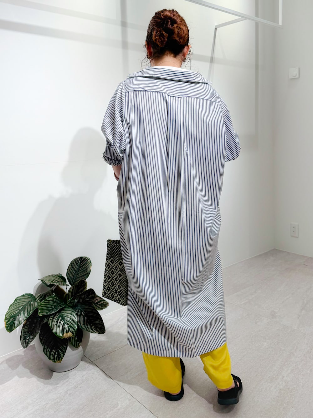 ブルー系のワンピース、イエロー系のその他パンツ、ブラック系のサンダルを着用したレディースの夏コーディネートの2枚目の写真