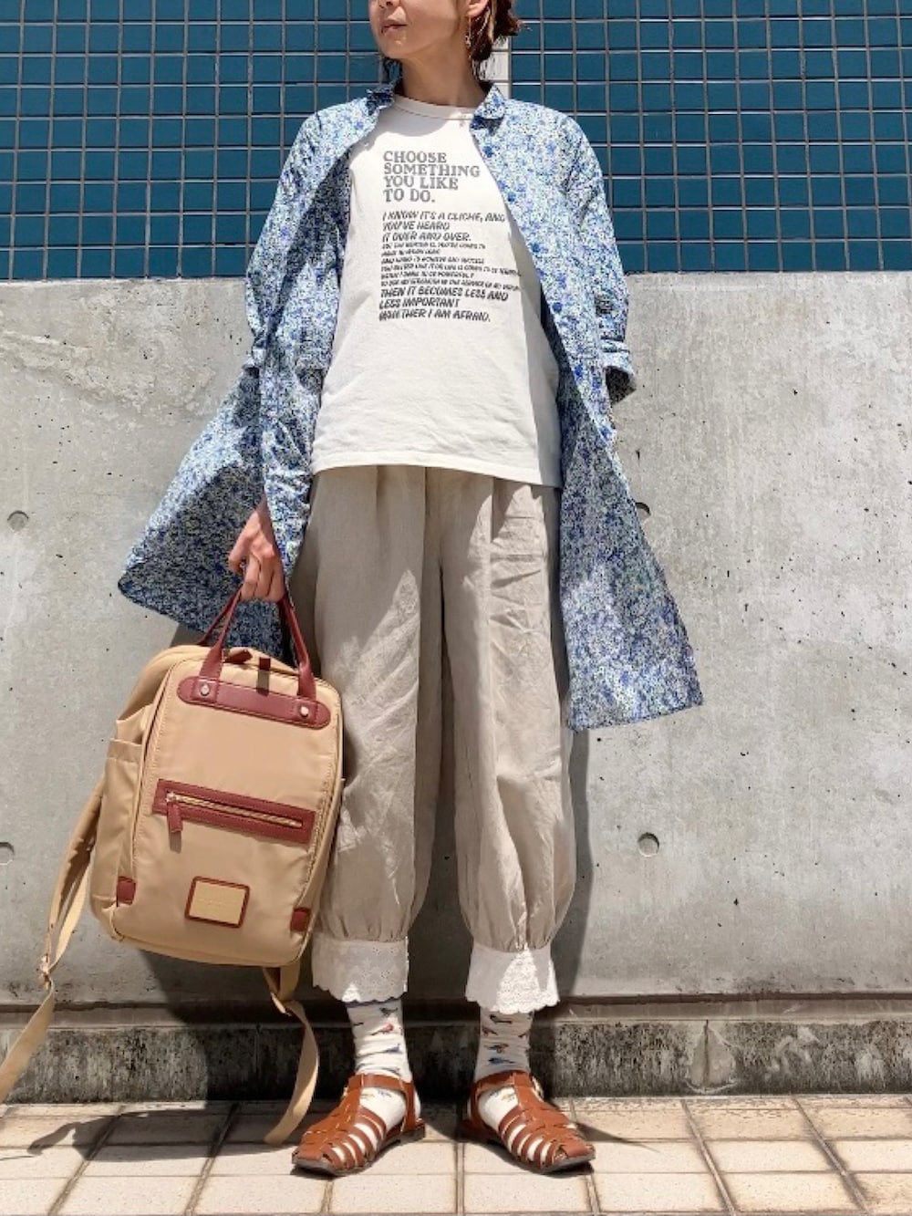 ブルー系のシャツワンピース、ベージュ系のパンツ、ホワイト系のTシャツ/カットソーを着用したレディースの春コーディネートの2枚目の写真