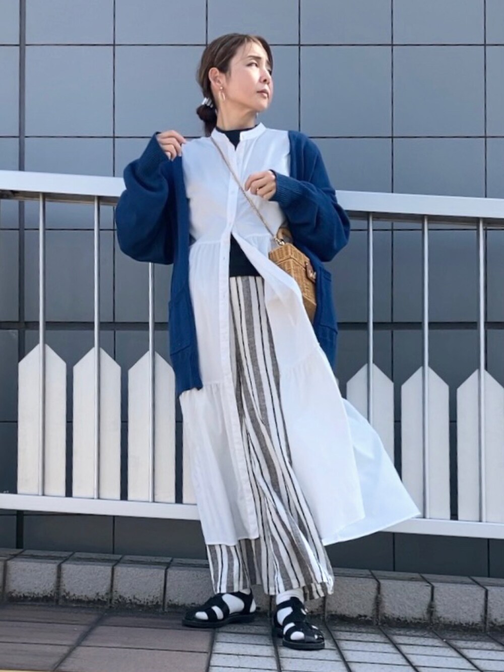 「オトナカジュアル、仕事コーデ、オフィスカジュアル、カーディガン、apretro、ワイドパンツ、リネンパンツ、ITEMS URBANRESEARCH、アイテムズアーバンリサーチ、レイヤードスタイル、かごバッグ、ティアードワンピース、GU」｜「ap retroのカラーVネックカーディガン（カーディガン/ボレロ、ブルー系）」を使った、まゆみんさん（レディース・160cm）の春コーディネートの3枚目の写真