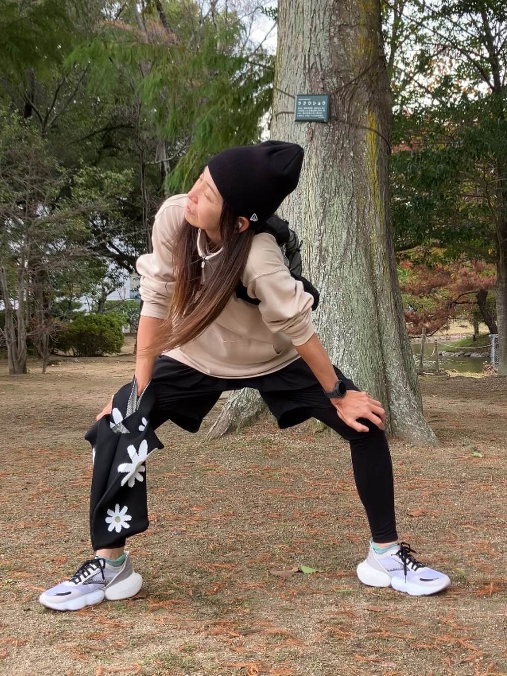 ブラック系のニットキャップ/ビーニーを着用したレディースの秋コーディネートの2枚目の写真