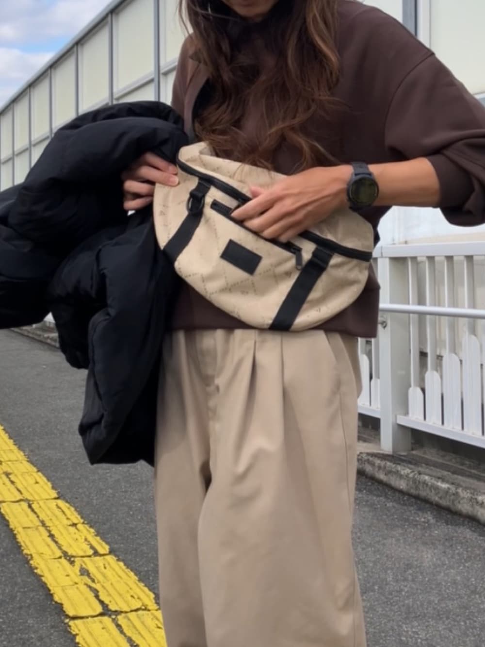 その他のショルダーバッグ、ベージュ系のキャップを着用したレディースの冬コーディネートの2枚目の写真